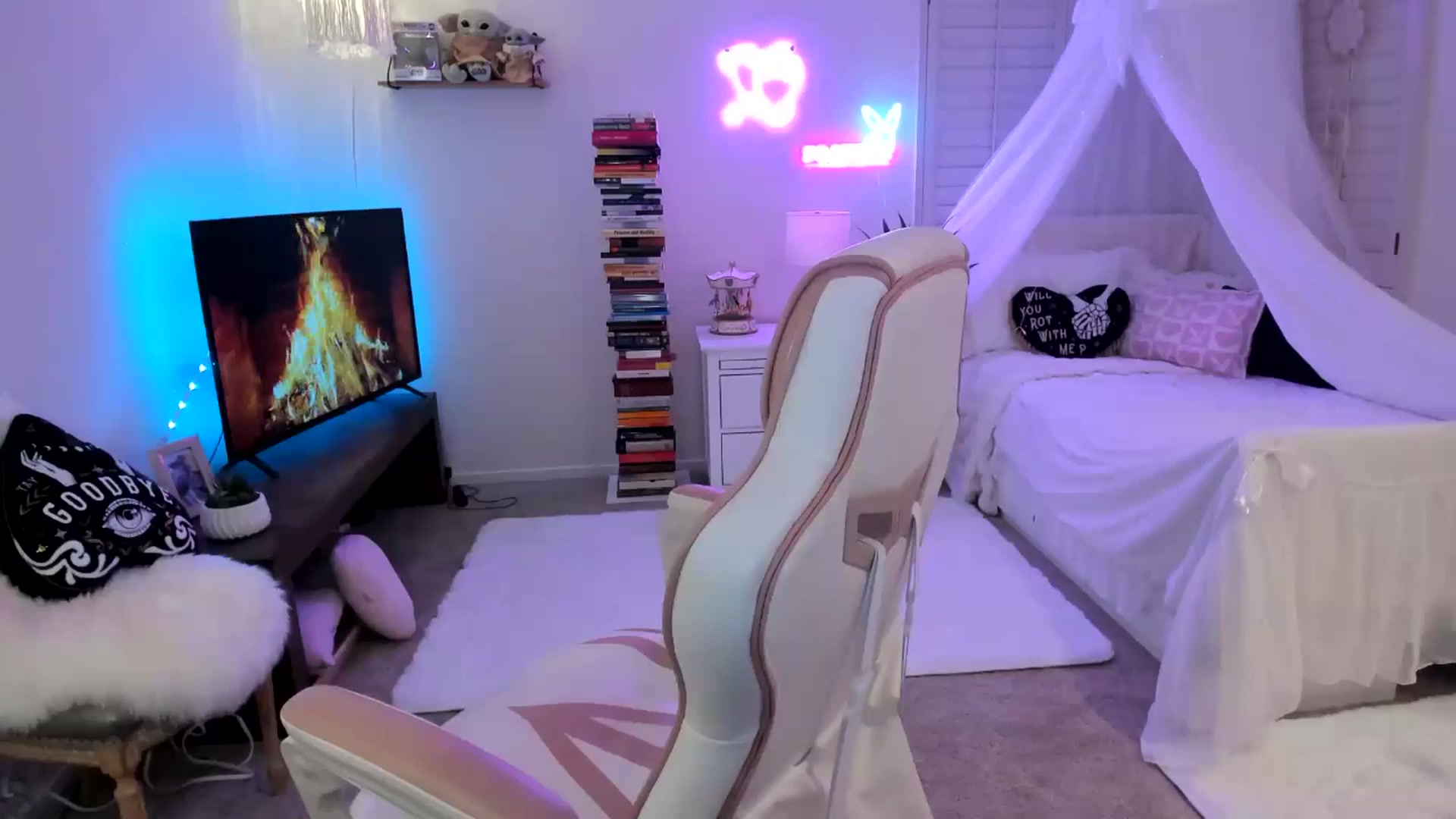 Gallery image thumbnail from LillieQ's myfreecams stream on, 05/06/2025, 11:38 image 10 of 20