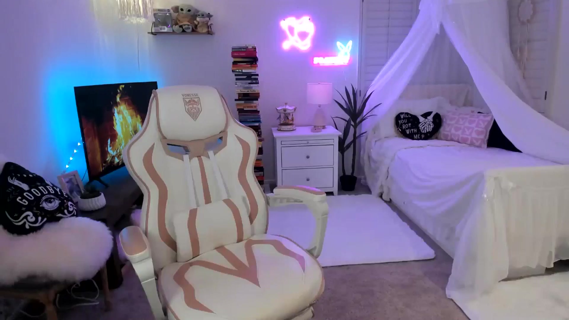 Gallery image thumbnail from LillieQ's myfreecams stream on, 05/06/2025, 11:38 image 8 of 20