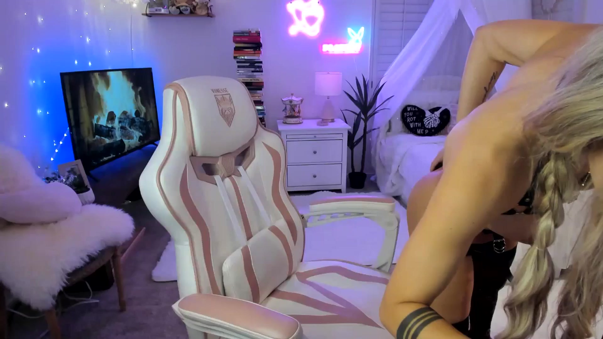 Gallery image thumbnail from LillieQ's myfreecams stream on, 05/07/2025, 09:51 image 17 of 20