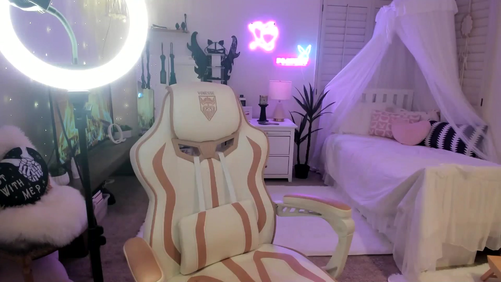 Gallery image thumbnail from LillieQ's myfreecams stream on, 05/13/2025, 07:26 image 18 of 20