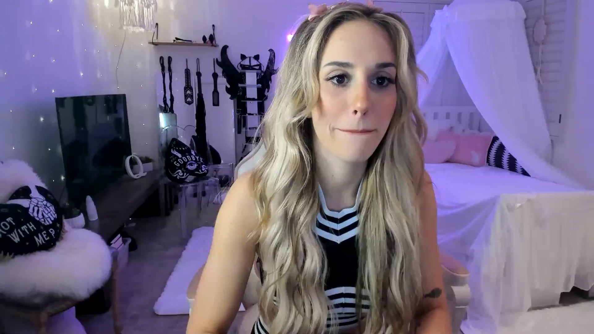 Gallery image thumbnail from LillieQ's myfreecams stream on, 05/15/2025, 06:12 image 1 of 20