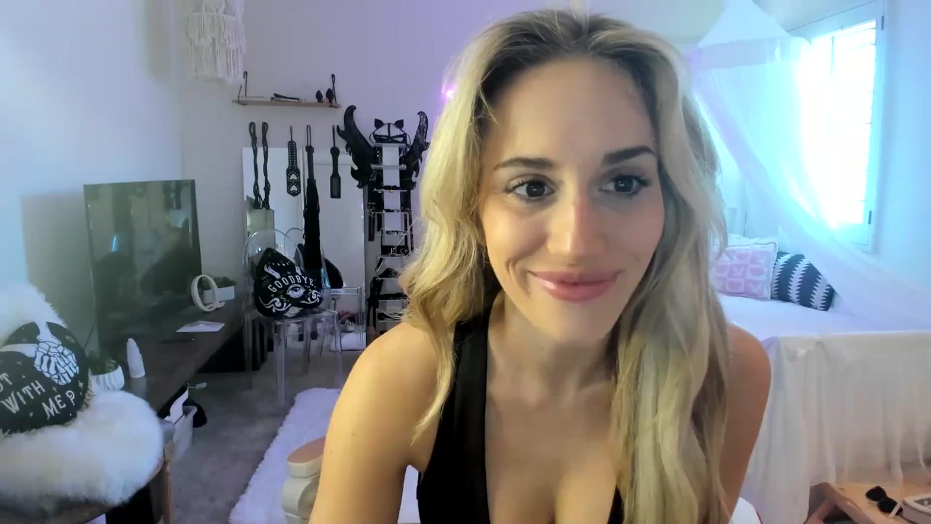 Gallery image thumbnail from LillieQ's myfreecams stream on, 05/16/2025, 20:34 image 2 of 20