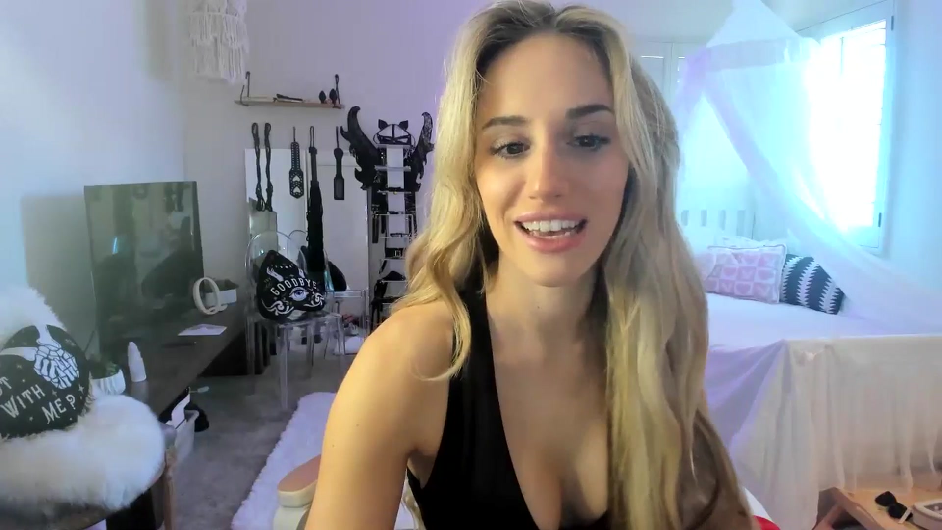 Gallery image thumbnail from LillieQ's myfreecams stream on, 05/16/2025, 20:34 image 4 of 20