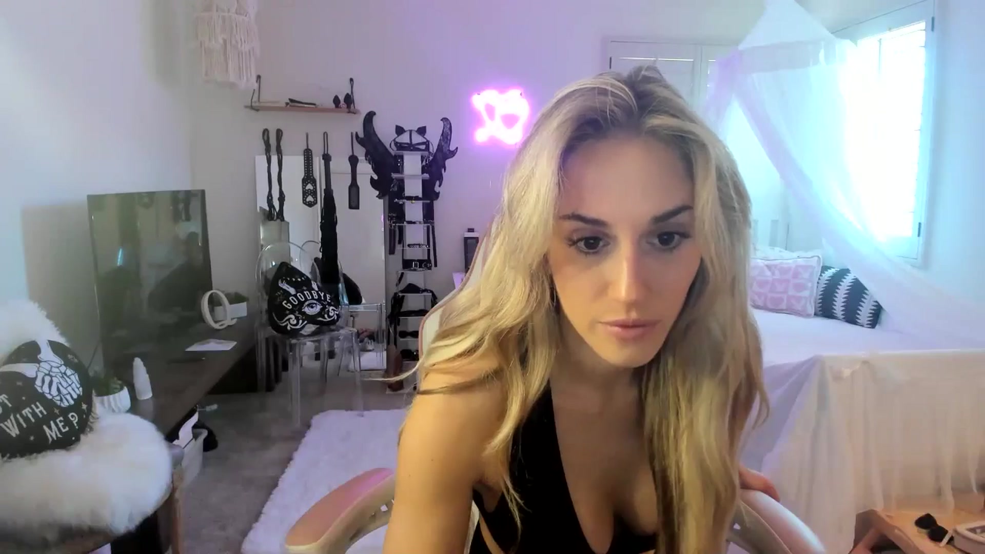 Gallery image thumbnail from LillieQ's myfreecams stream on, 05/16/2025, 20:34 image 8 of 20
