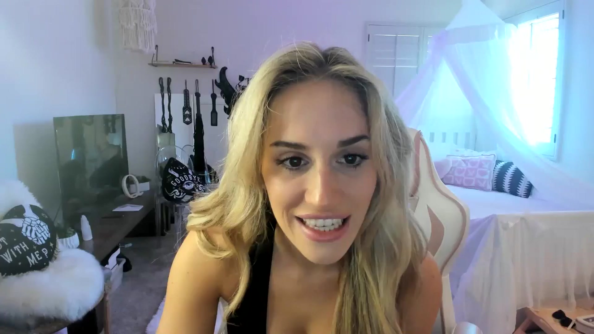 Gallery image thumbnail from LillieQ's myfreecams stream on, 05/16/2025, 20:34 image 10 of 20