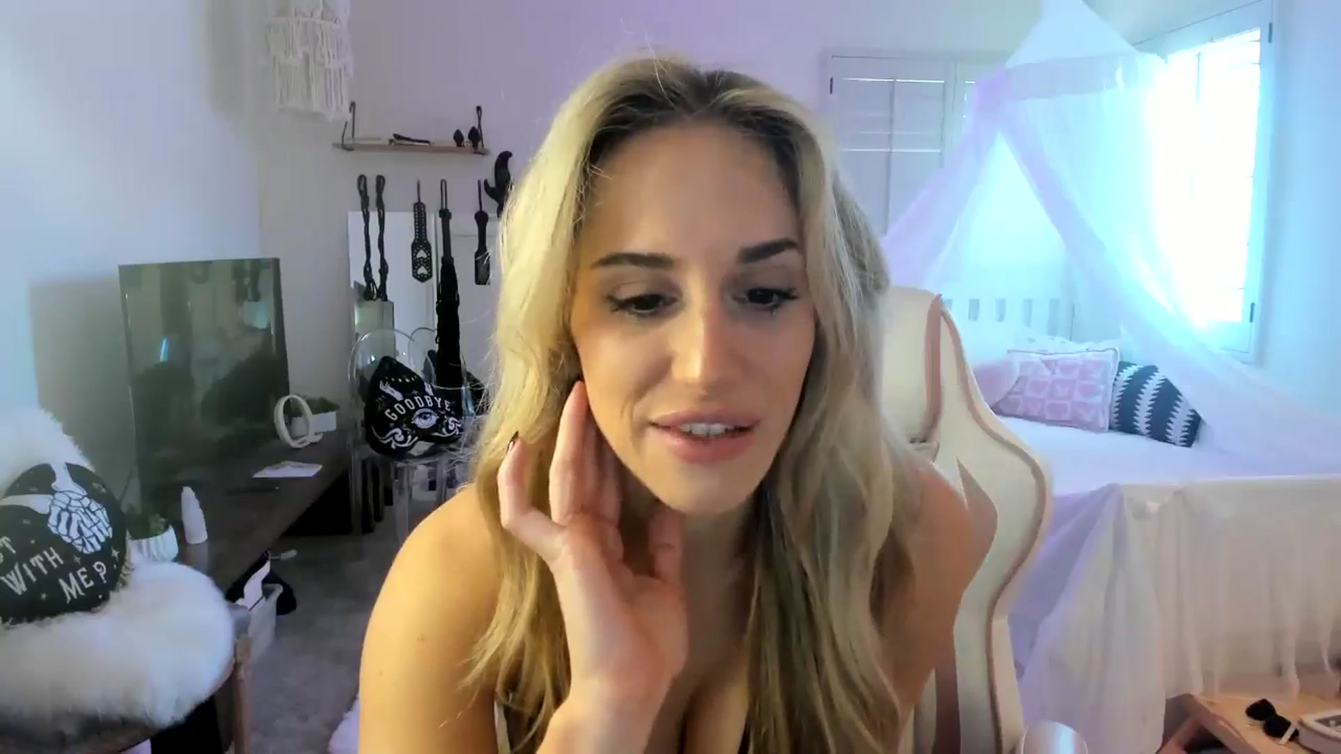 Gallery image thumbnail from LillieQ's myfreecams stream on, 05/16/2025, 20:34 image 11 of 20
