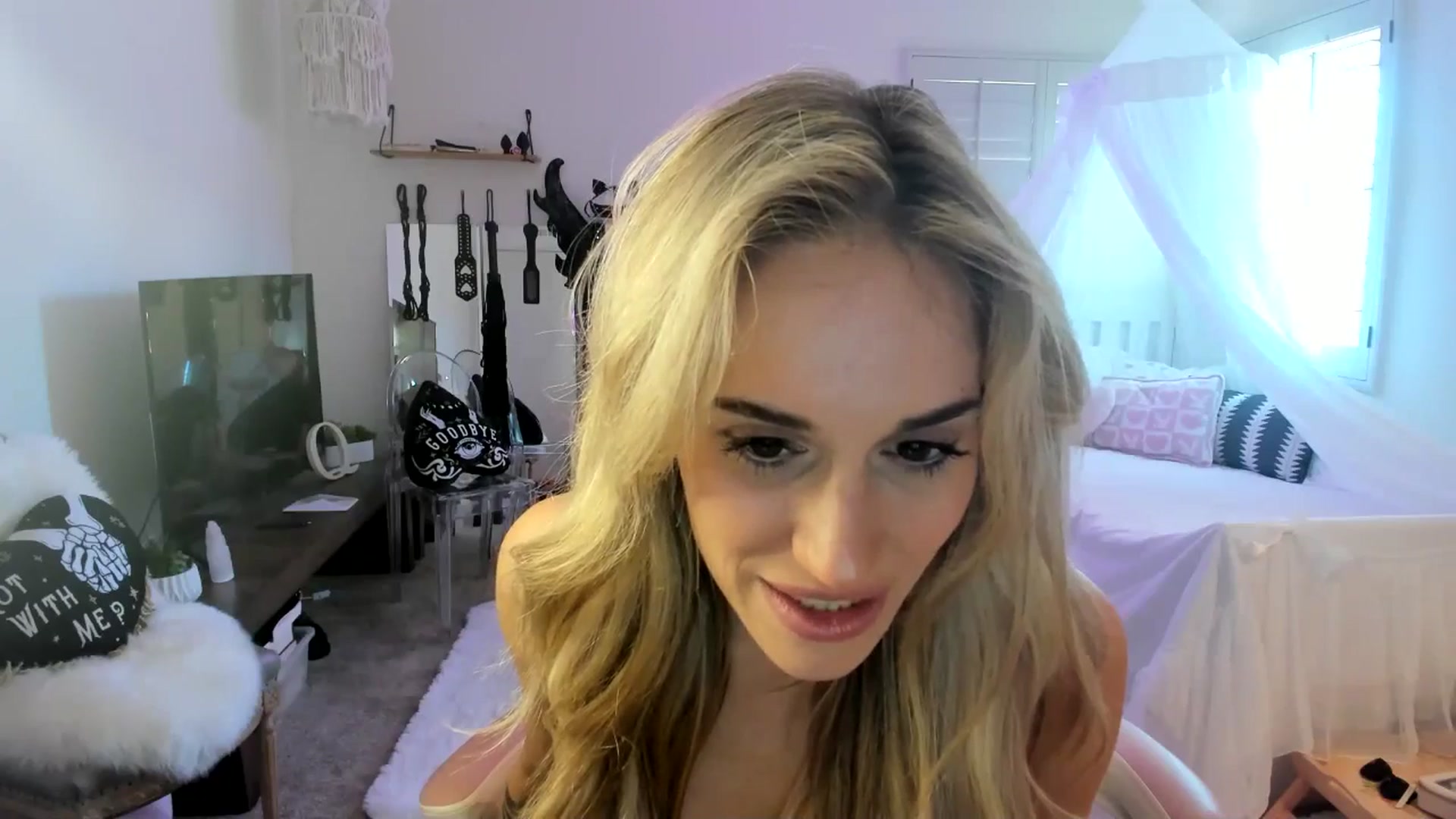 Gallery image thumbnail from LillieQ's myfreecams stream on, 05/16/2025, 20:34 image 14 of 20