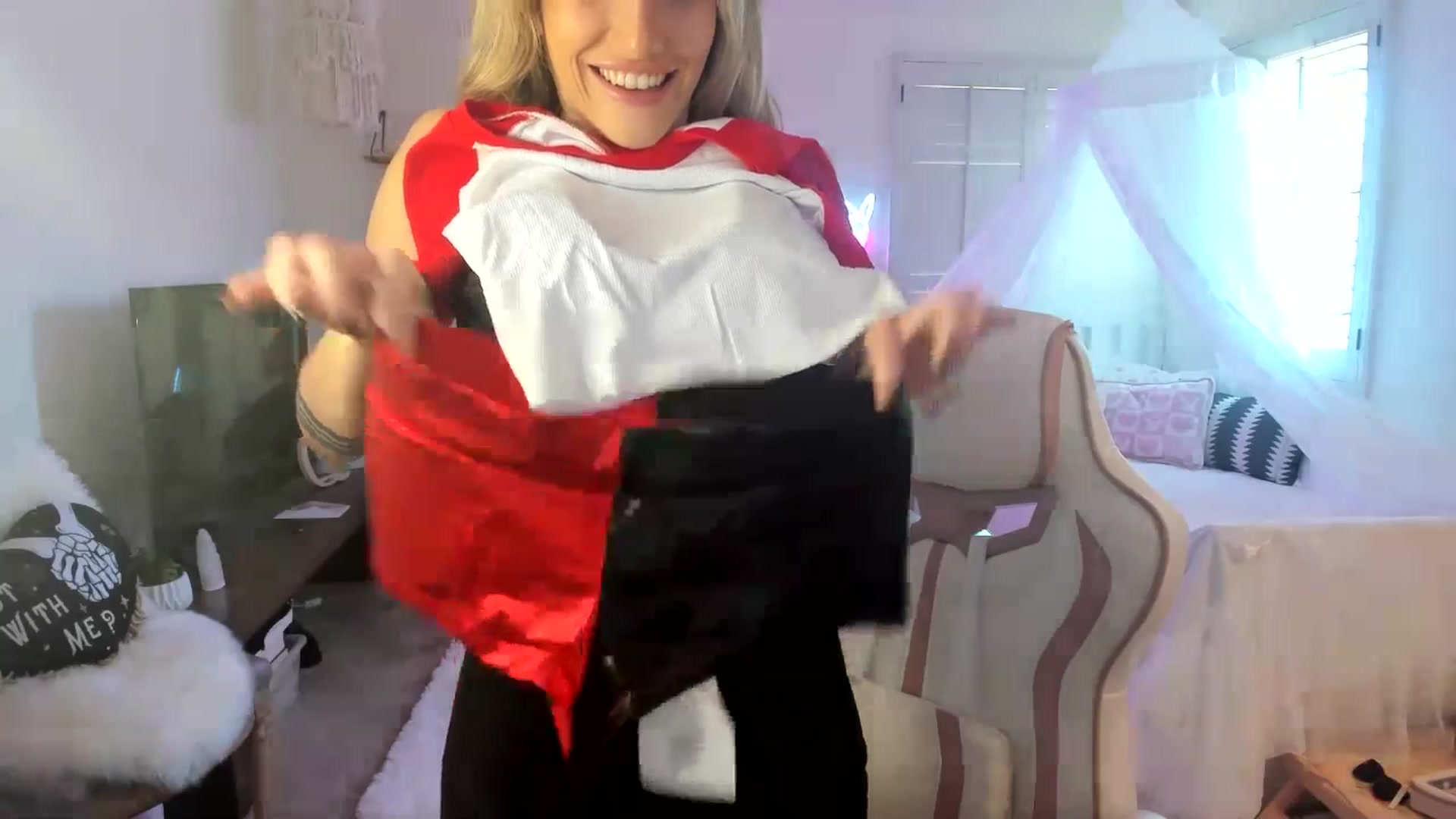 Gallery image thumbnail from LillieQ's myfreecams stream on, 05/16/2025, 20:34 image 12 of 20