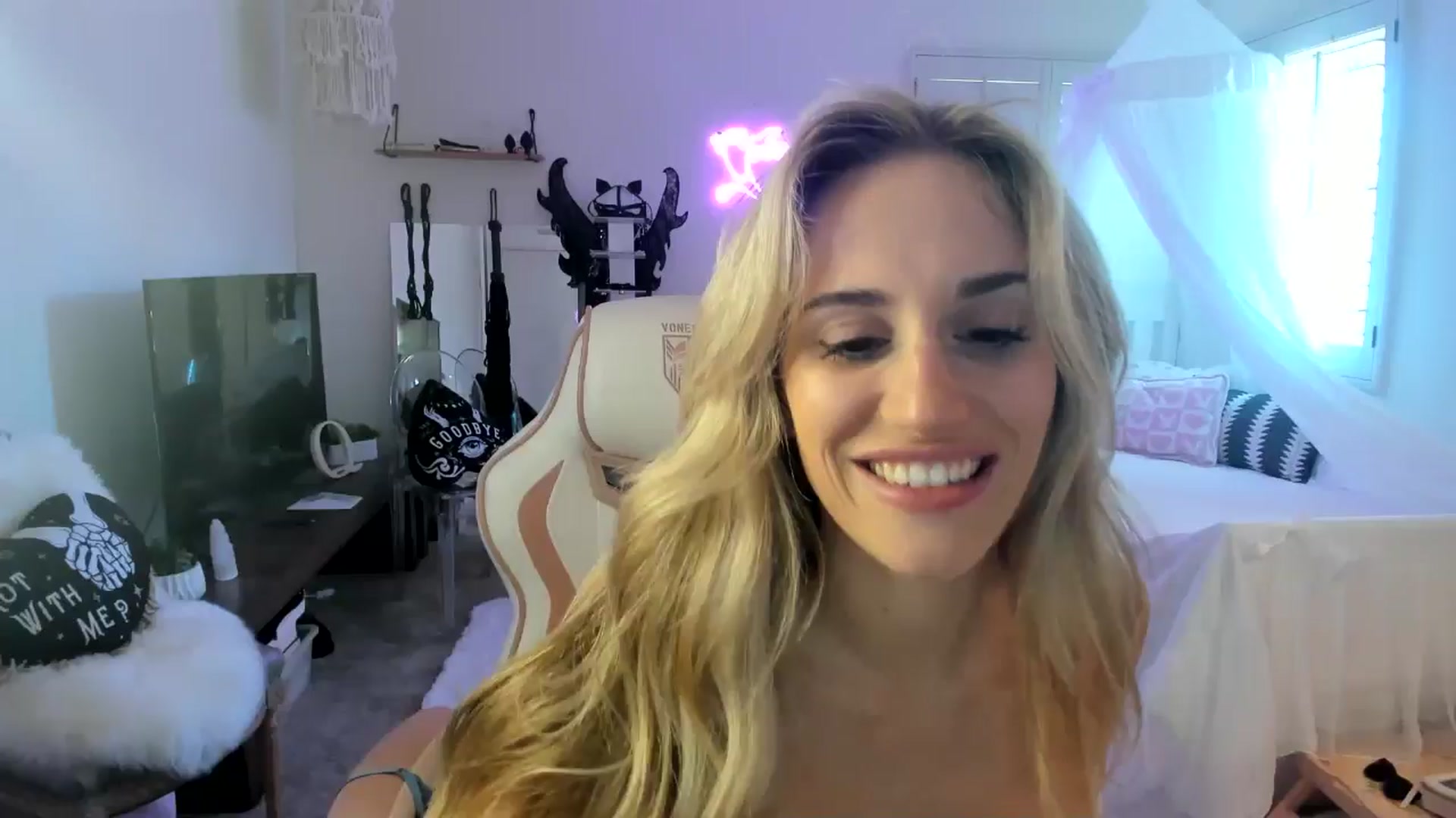 Gallery image thumbnail from LillieQ's myfreecams stream on, 05/16/2025, 21:38 image 11 of 20