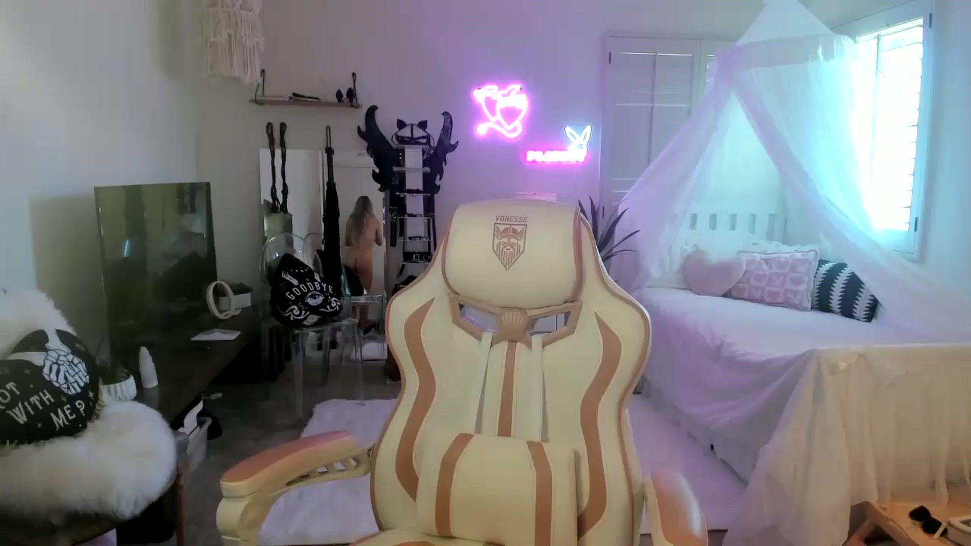 Gallery image thumbnail from LillieQ's myfreecams stream on, 05/16/2025, 21:38 image 12 of 20