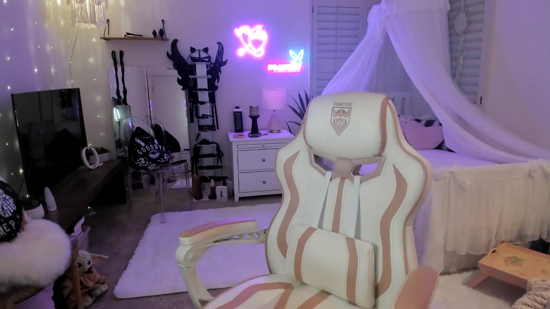Gallery image thumbnail from LillieQ's myfreecams stream on, 05/18/2025, 02:56 image 13 of 20