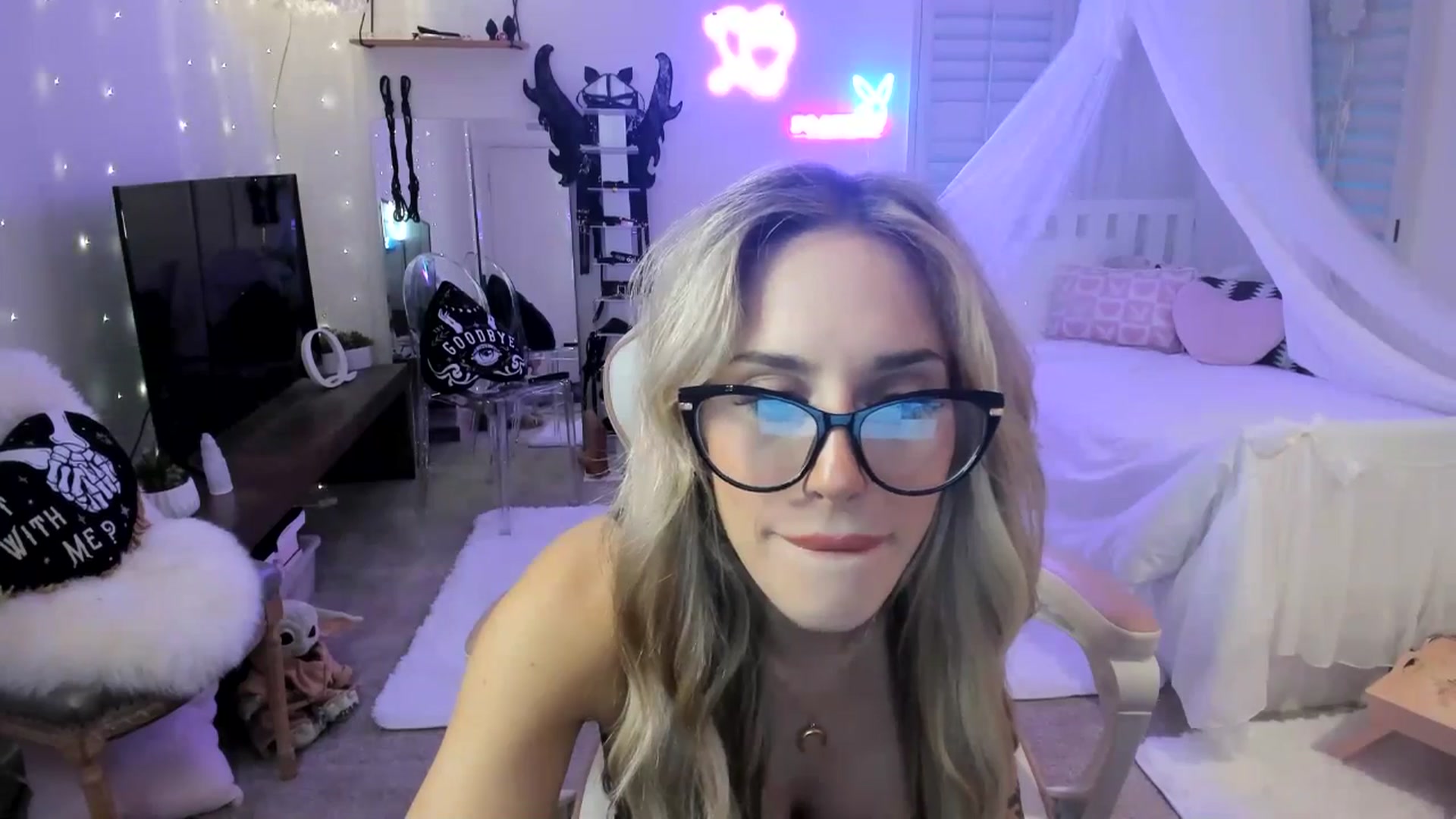 Gallery image thumbnail from LillieQ's myfreecams stream on, 05/18/2025, 02:56 image 18 of 20