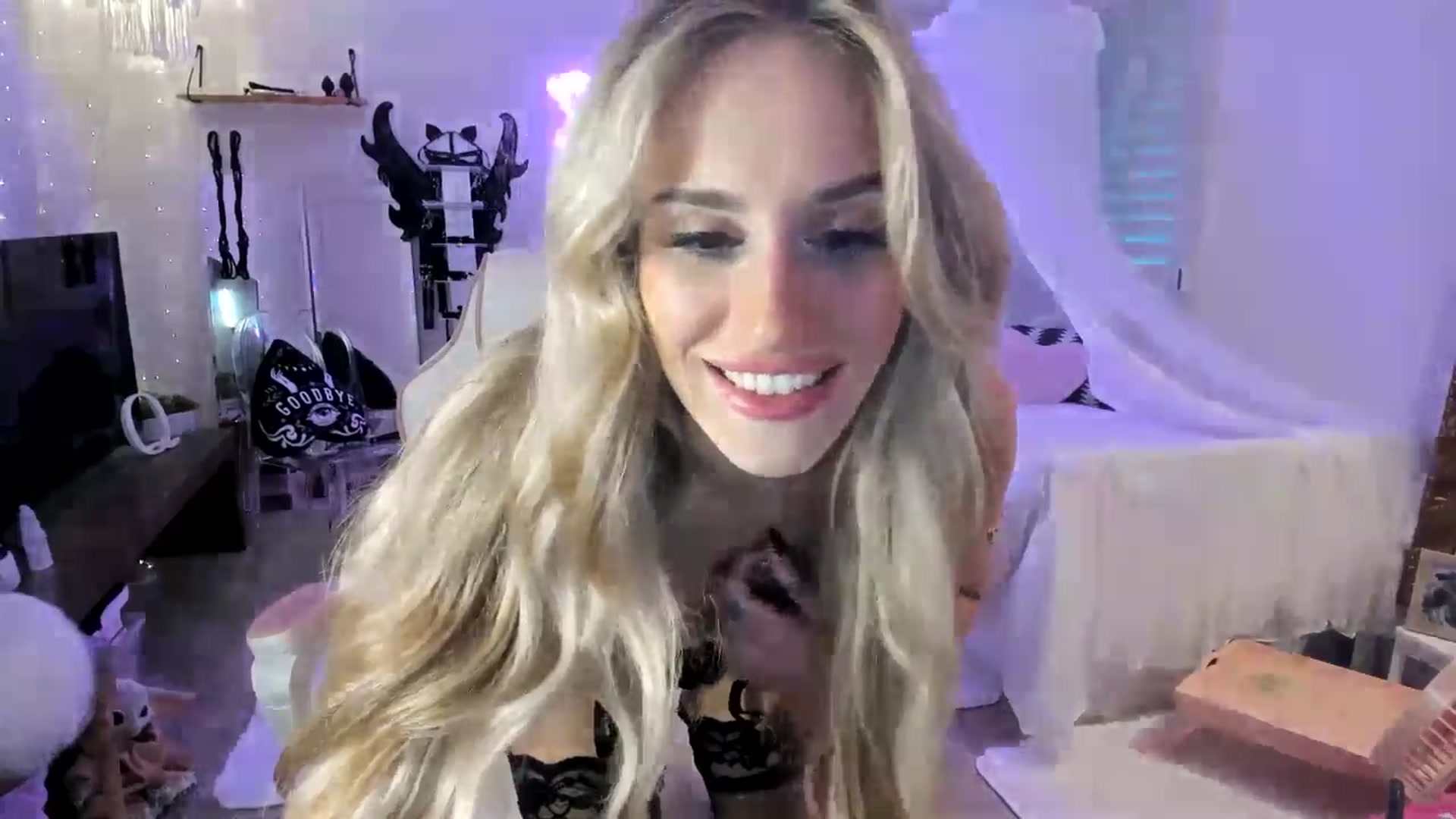 Gallery image thumbnail from LillieQ's myfreecams stream on, 05/18/2025, 02:56 image 7 of 20