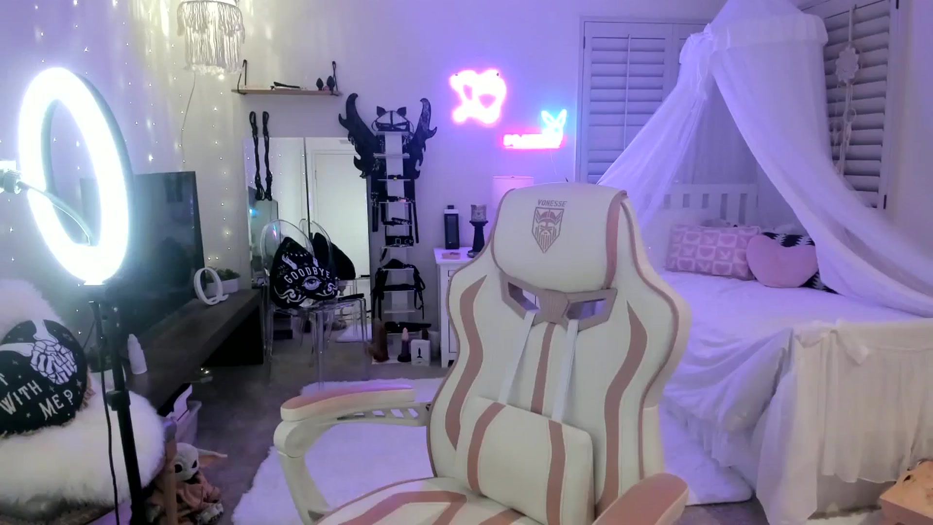Gallery image thumbnail from LillieQ's myfreecams stream on, 05/18/2025, 09:05 image 11 of 20