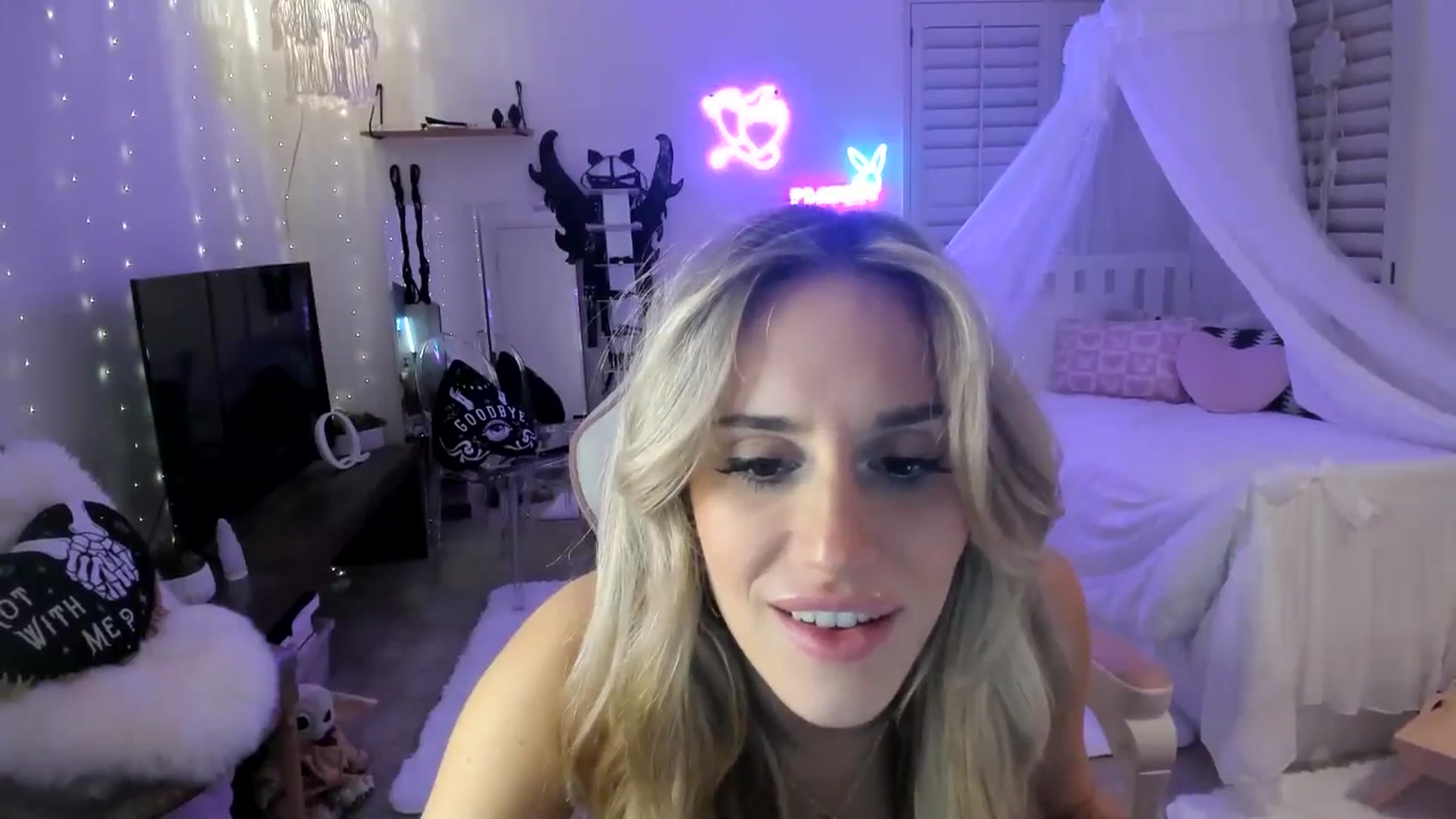Gallery image thumbnail from LillieQ's myfreecams stream on, 05/18/2025, 09:05 image 13 of 20