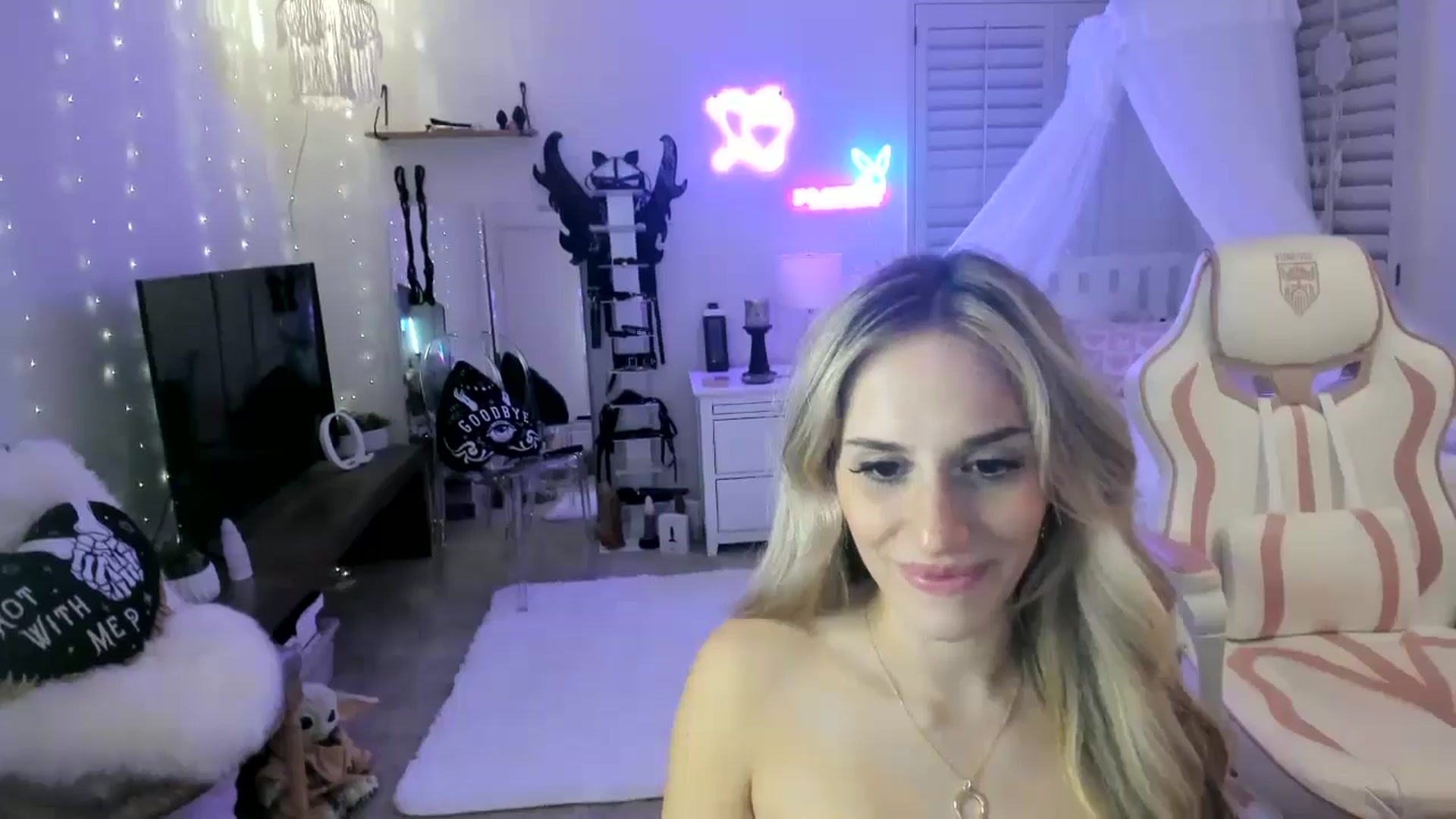 Gallery image thumbnail from LillieQ's myfreecams stream on, 05/18/2025, 09:05 image 18 of 20