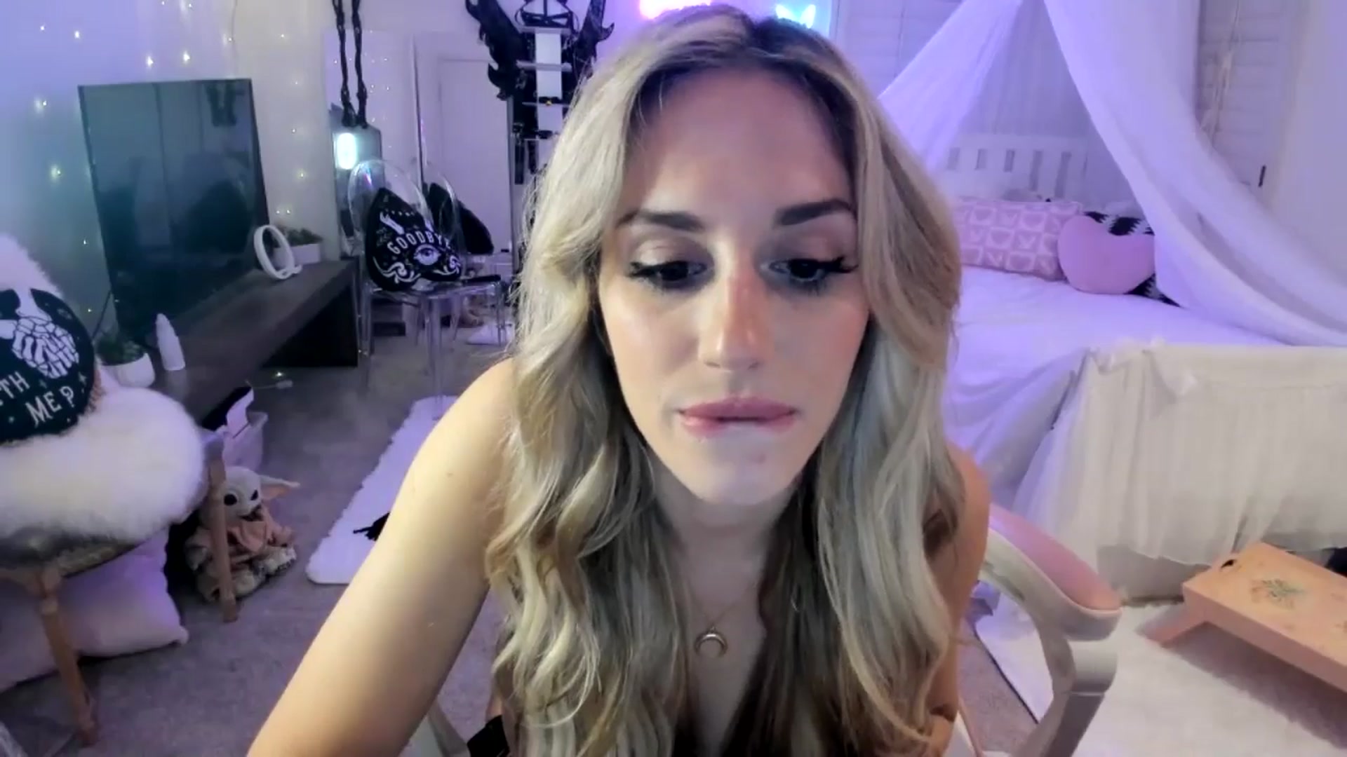 Gallery image thumbnail from LillieQ's myfreecams stream on, 05/19/2025, 07:44 image 12 of 20
