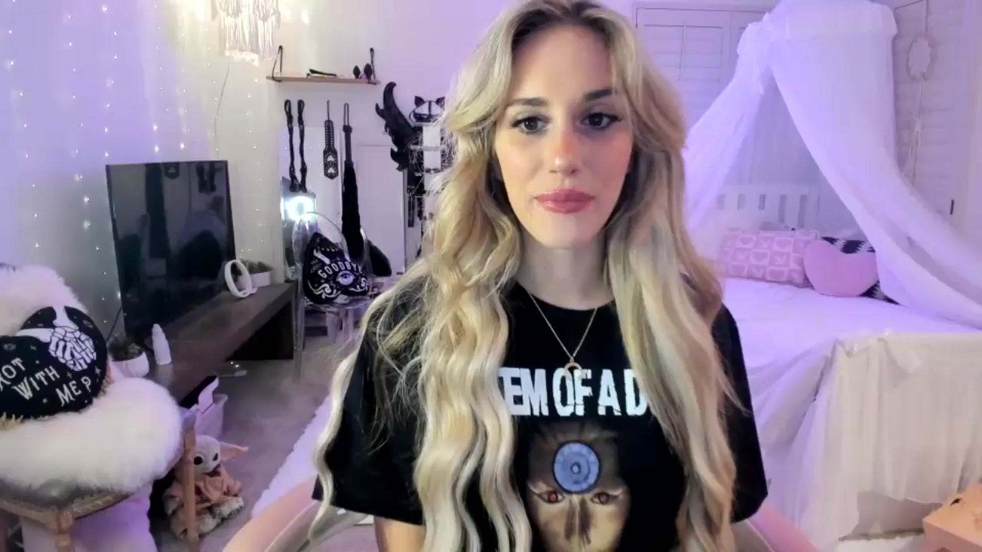 Gallery image thumbnail from LillieQ's myfreecams stream on, 05/19/2025, 07:44 image 1 of 20