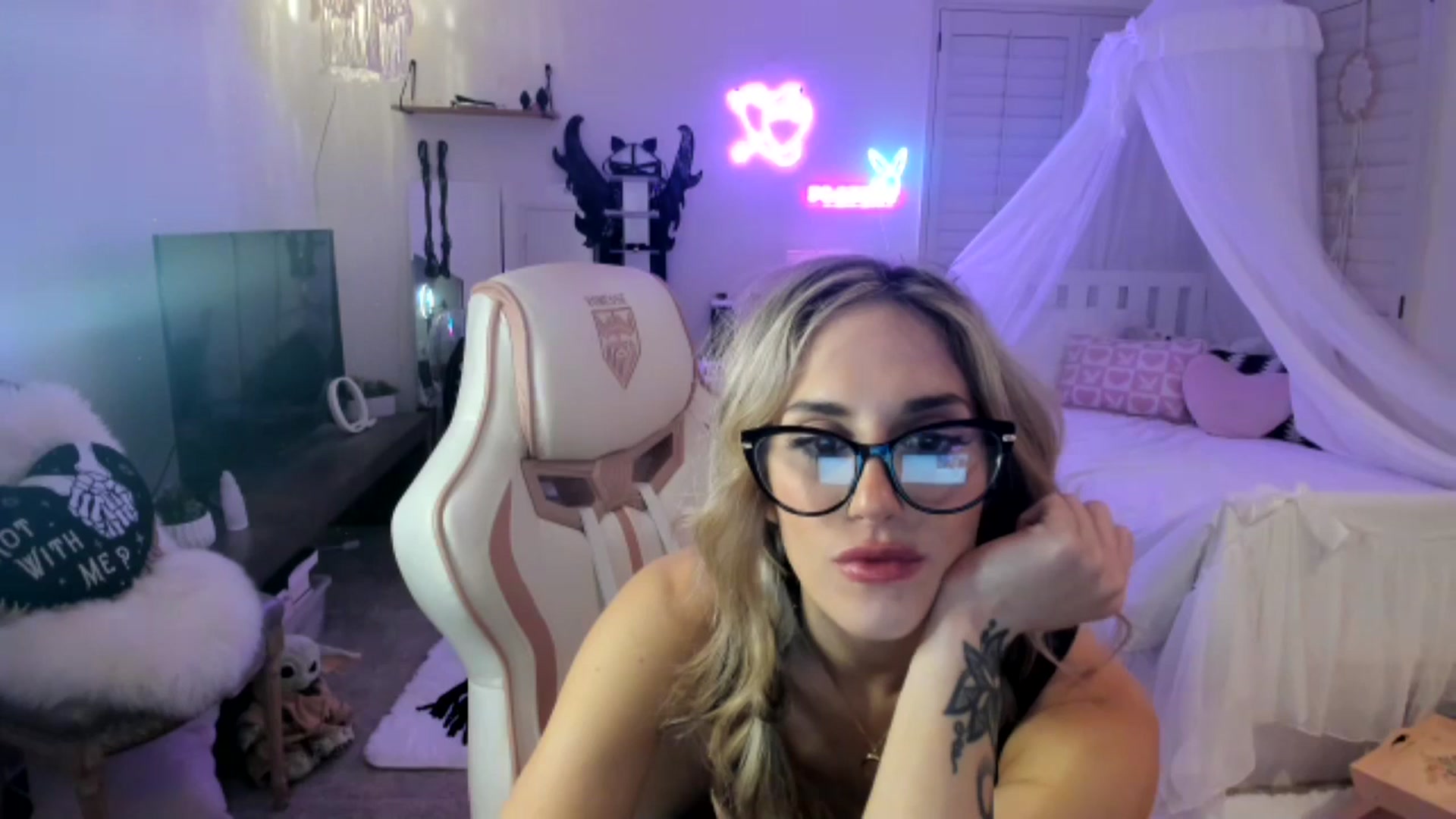Gallery image thumbnail from LillieQ's myfreecams stream on, 05/19/2025, 07:44 image 19 of 20