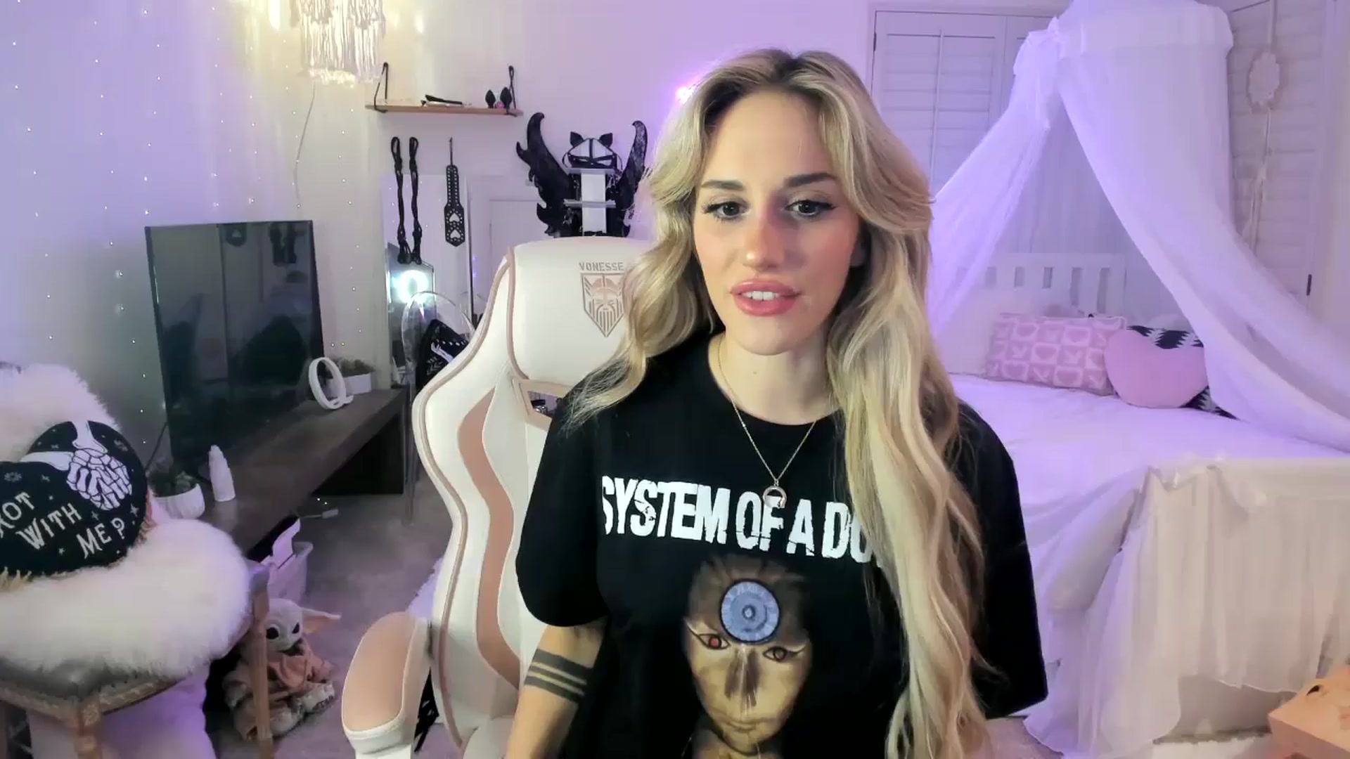 Gallery image thumbnail from LillieQ's myfreecams stream on, 05/19/2025, 07:44 image 3 of 20