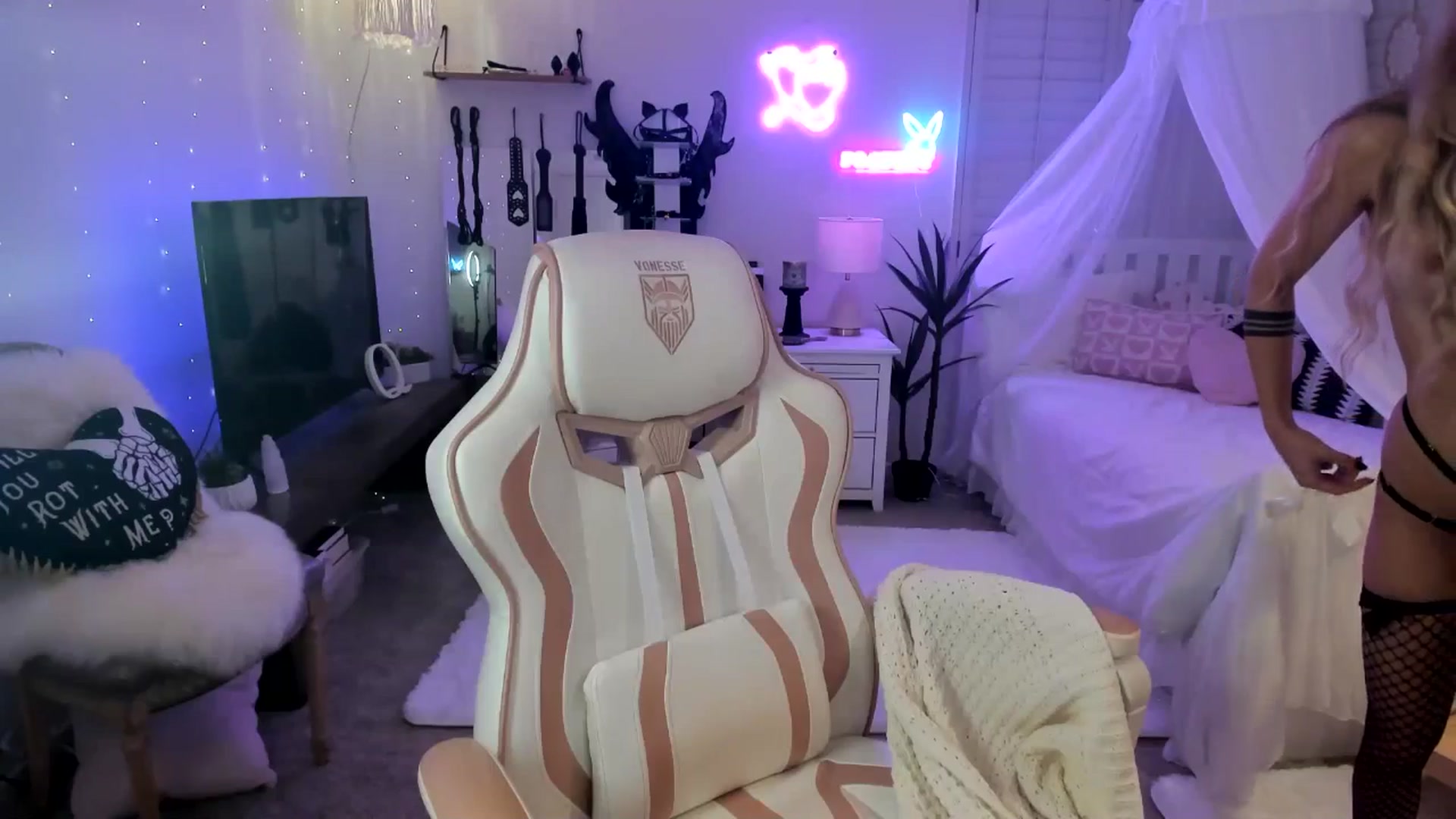 Gallery image thumbnail from LillieQ's myfreecams stream on, 05/20/2025, 07:19 image 12 of 20
