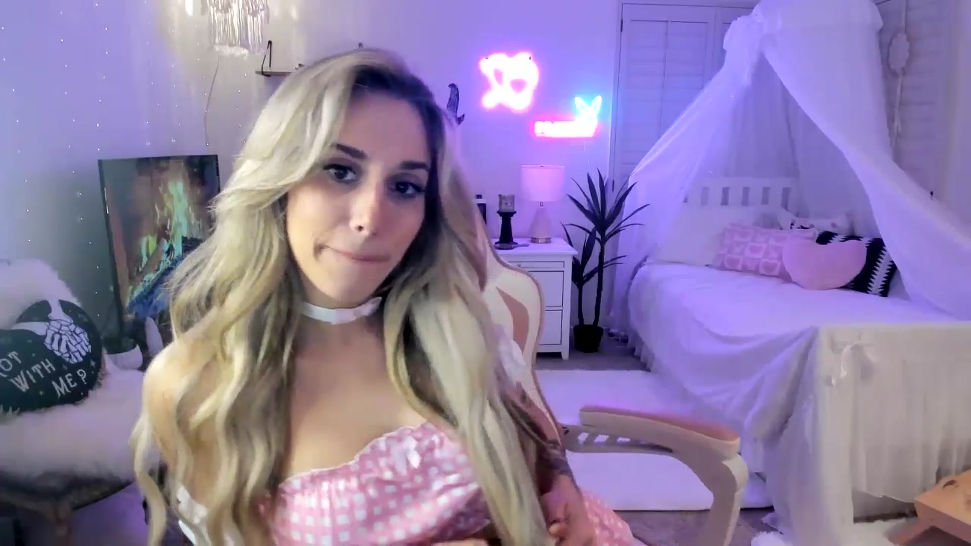 Gallery image thumbnail from LillieQ's myfreecams stream on, 05/21/2025, 04:47 image 20 of 20