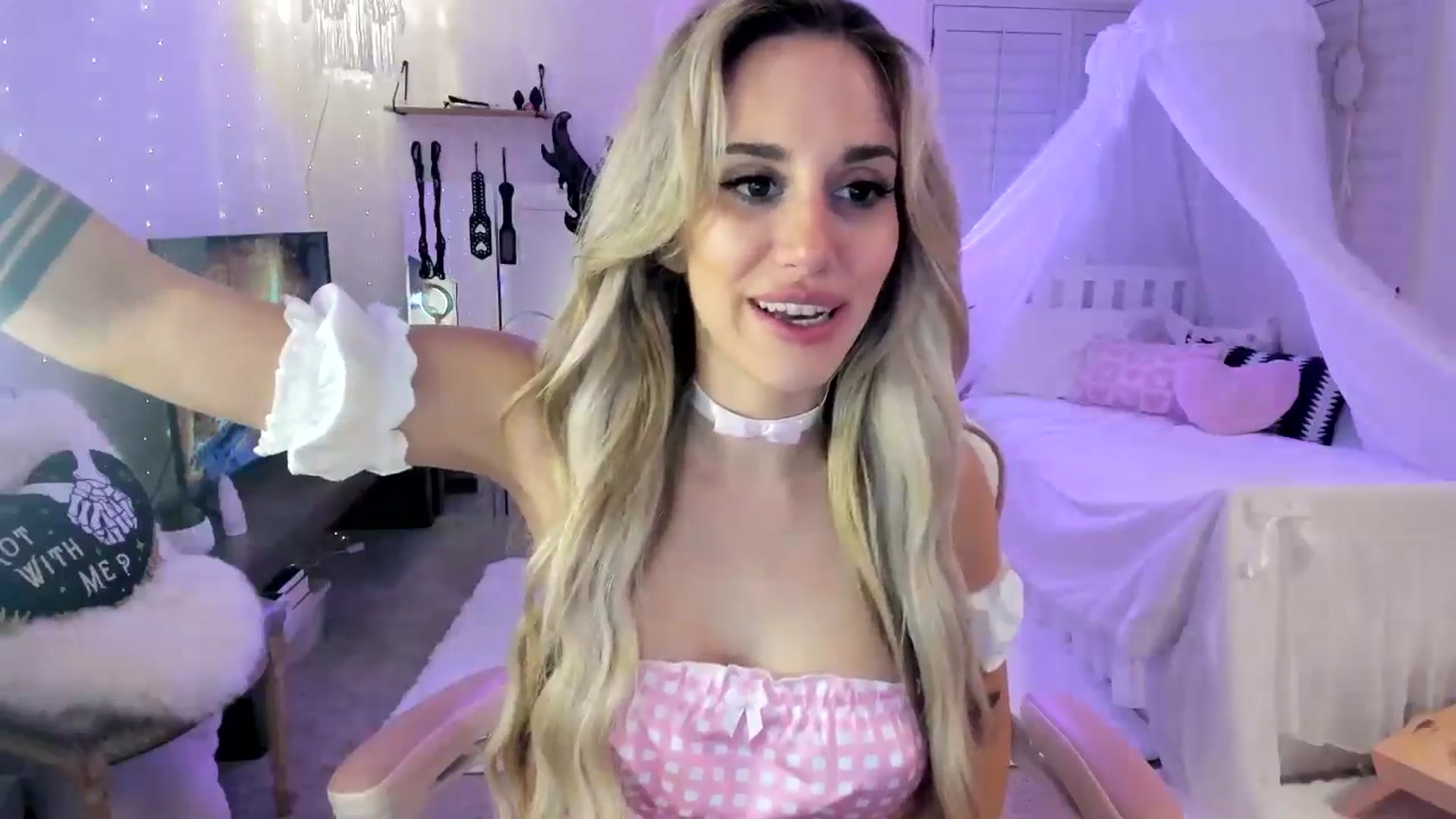 Gallery image thumbnail from LillieQ's myfreecams stream on, 05/21/2025, 04:47 image 18 of 20