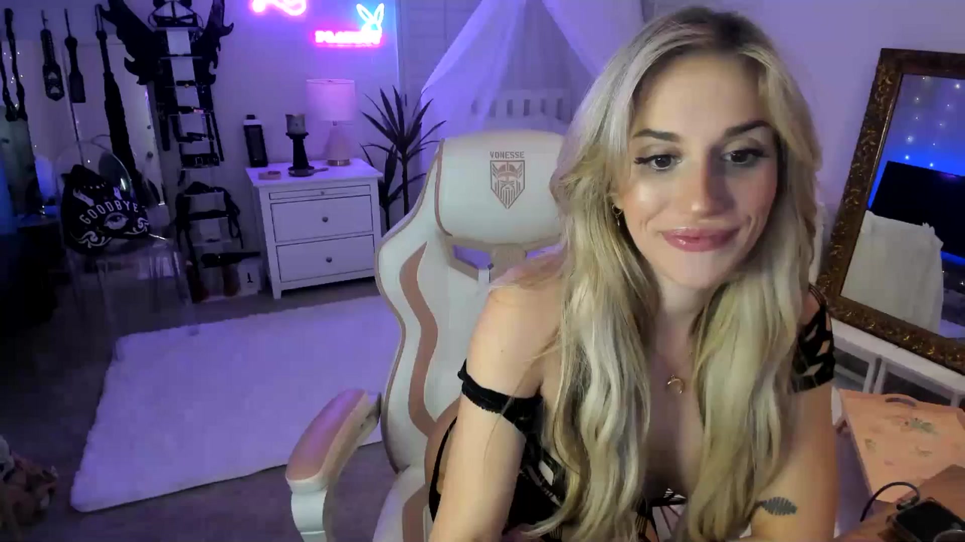 Gallery image thumbnail from LillieQ's myfreecams stream on, 05/24/2025, 10:52 image 1 of 20