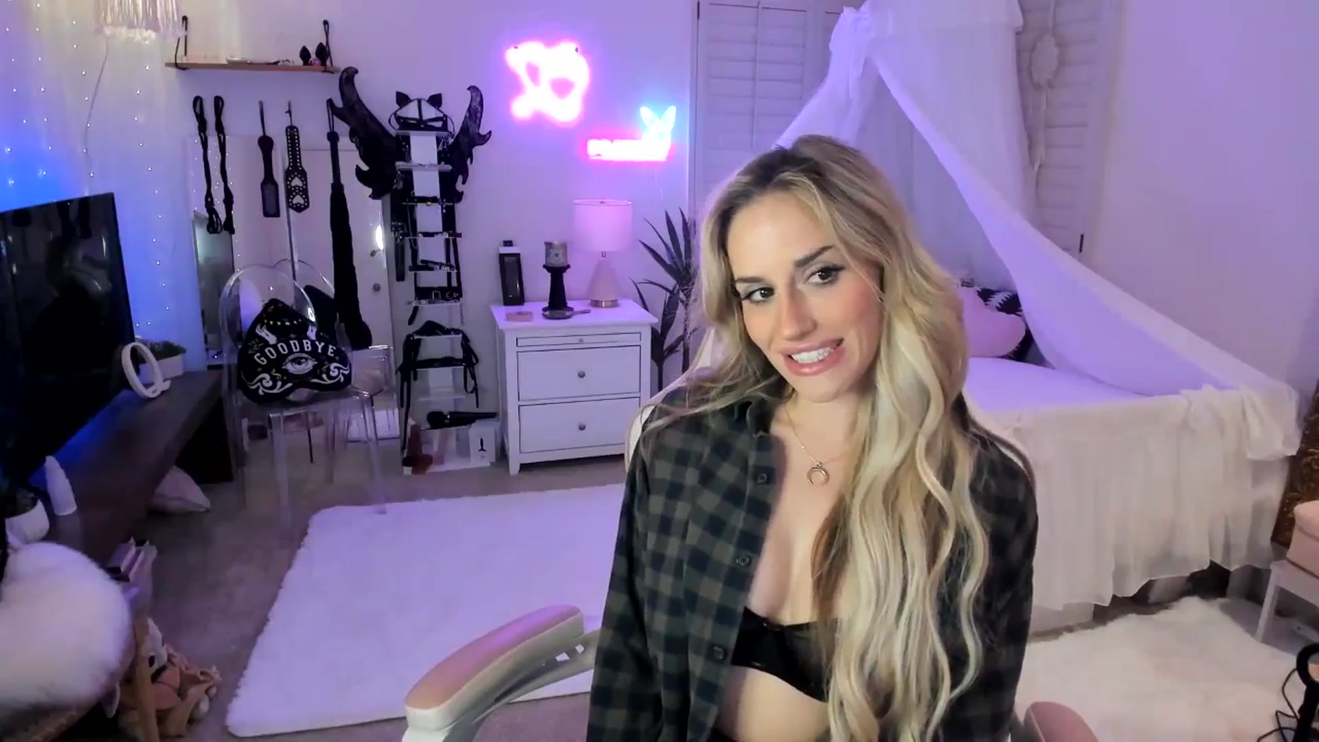 Gallery image thumbnail from LillieQ's myfreecams stream on, 05/25/2025, 08:13 image 3 of 20