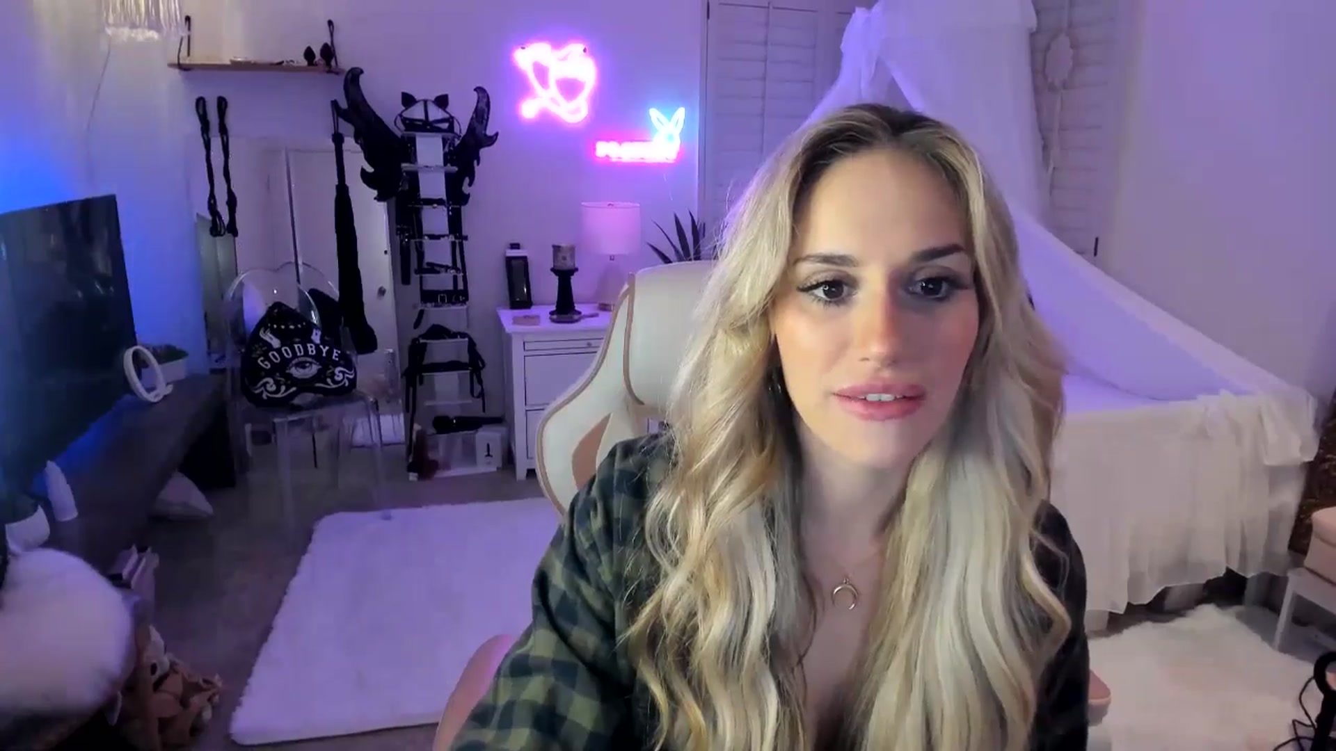 Gallery image thumbnail from LillieQ's myfreecams stream on, 05/25/2025, 08:13 image 12 of 20
