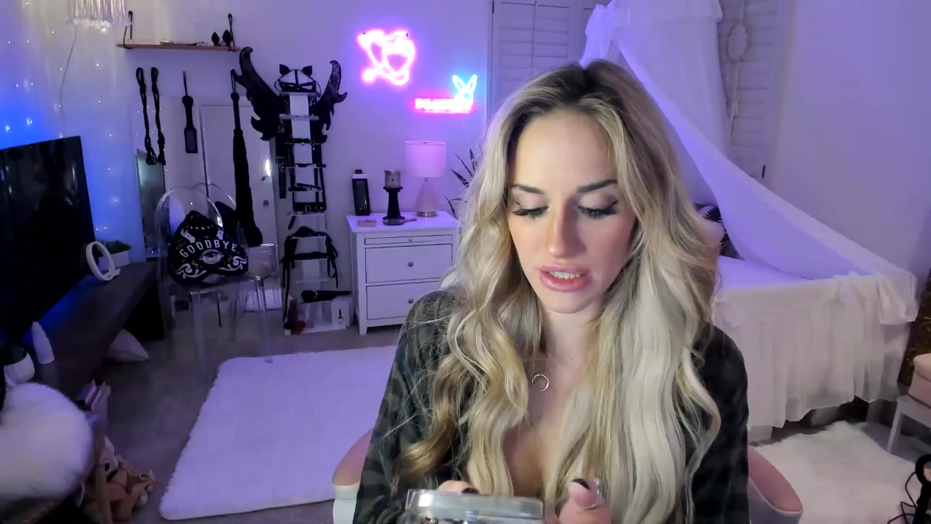 Gallery image thumbnail from LillieQ's myfreecams stream on, 05/25/2025, 08:13 image 7 of 20