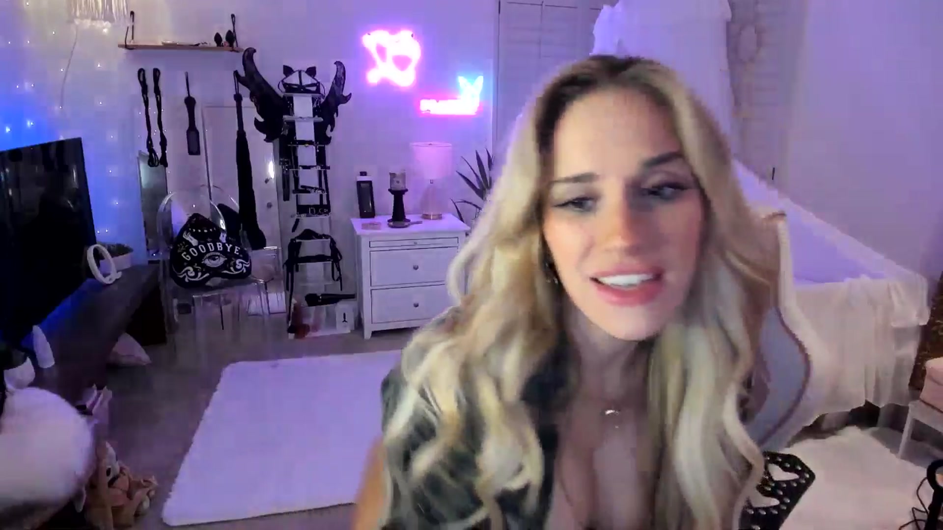 Gallery image thumbnail from LillieQ's myfreecams stream on, 05/25/2025, 08:13 image 6 of 20