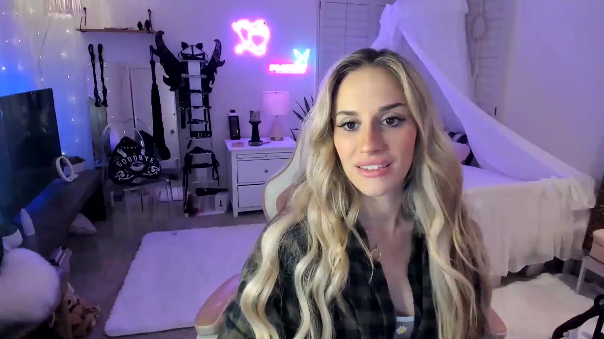 Gallery image thumbnail from LillieQ's myfreecams stream on, 05/25/2025, 08:13 image 20 of 20
