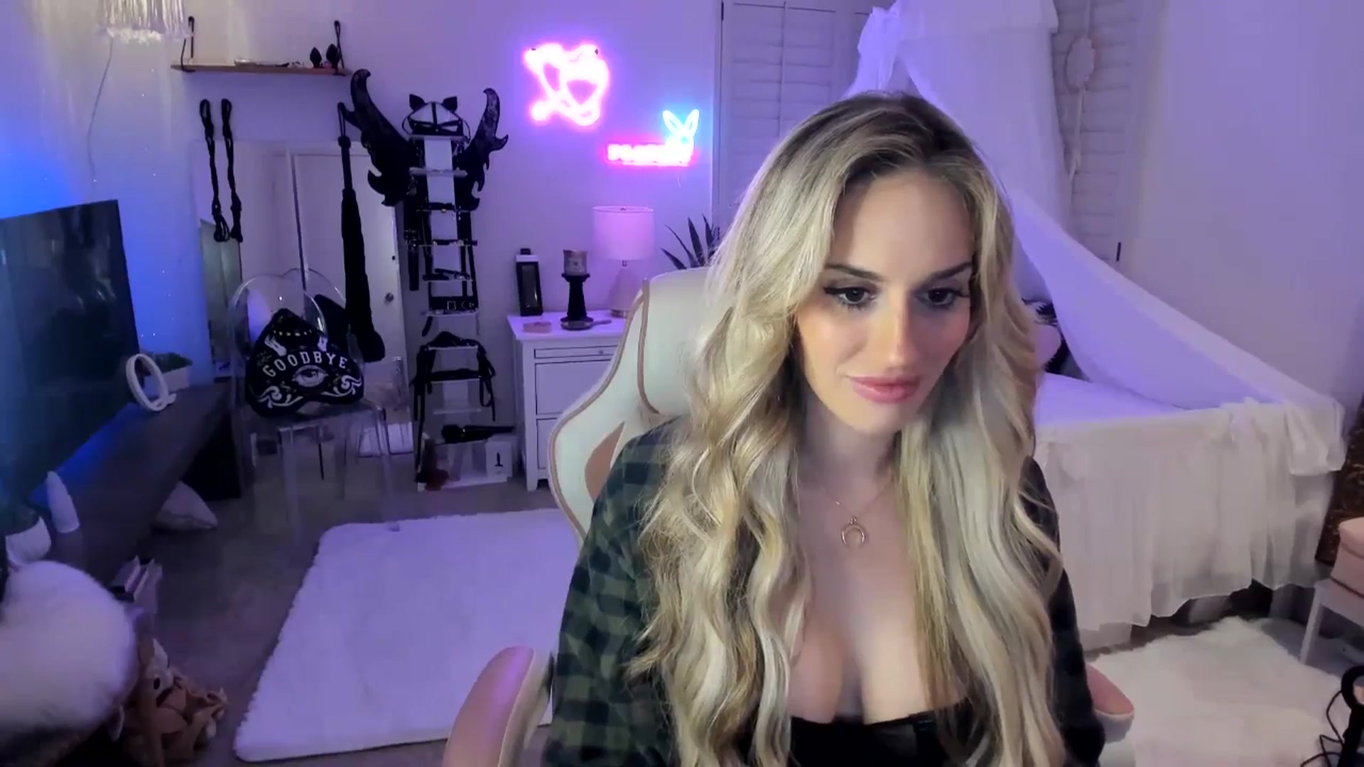 Gallery image thumbnail from LillieQ's myfreecams stream on, 05/25/2025, 08:13 image 11 of 20