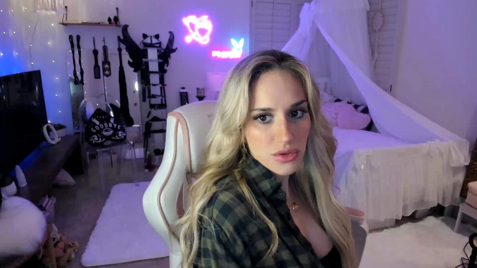 Gallery image thumbnail from LillieQ's myfreecams stream on, 05/25/2025, 08:13 image 1 of 20