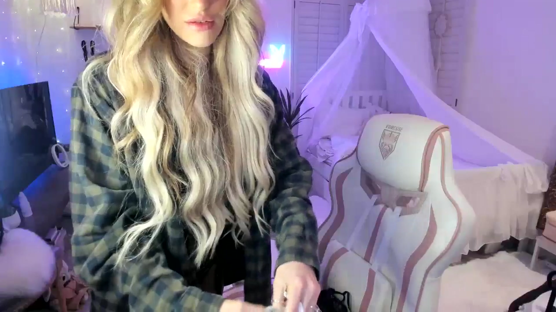 Gallery image thumbnail from LillieQ's myfreecams stream on, 05/25/2025, 08:13 image 15 of 20