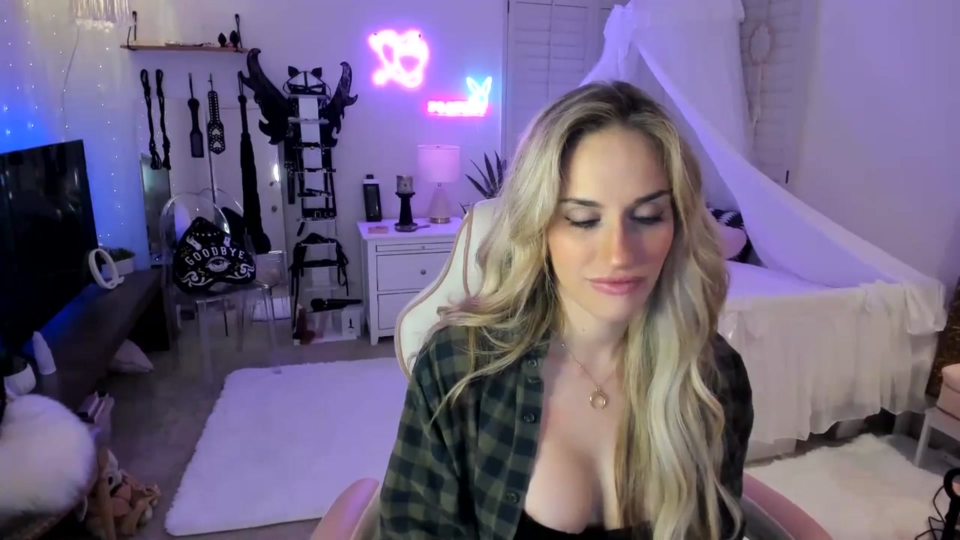 Gallery image thumbnail from LillieQ's myfreecams stream on, 05/25/2025, 08:13 image 4 of 20