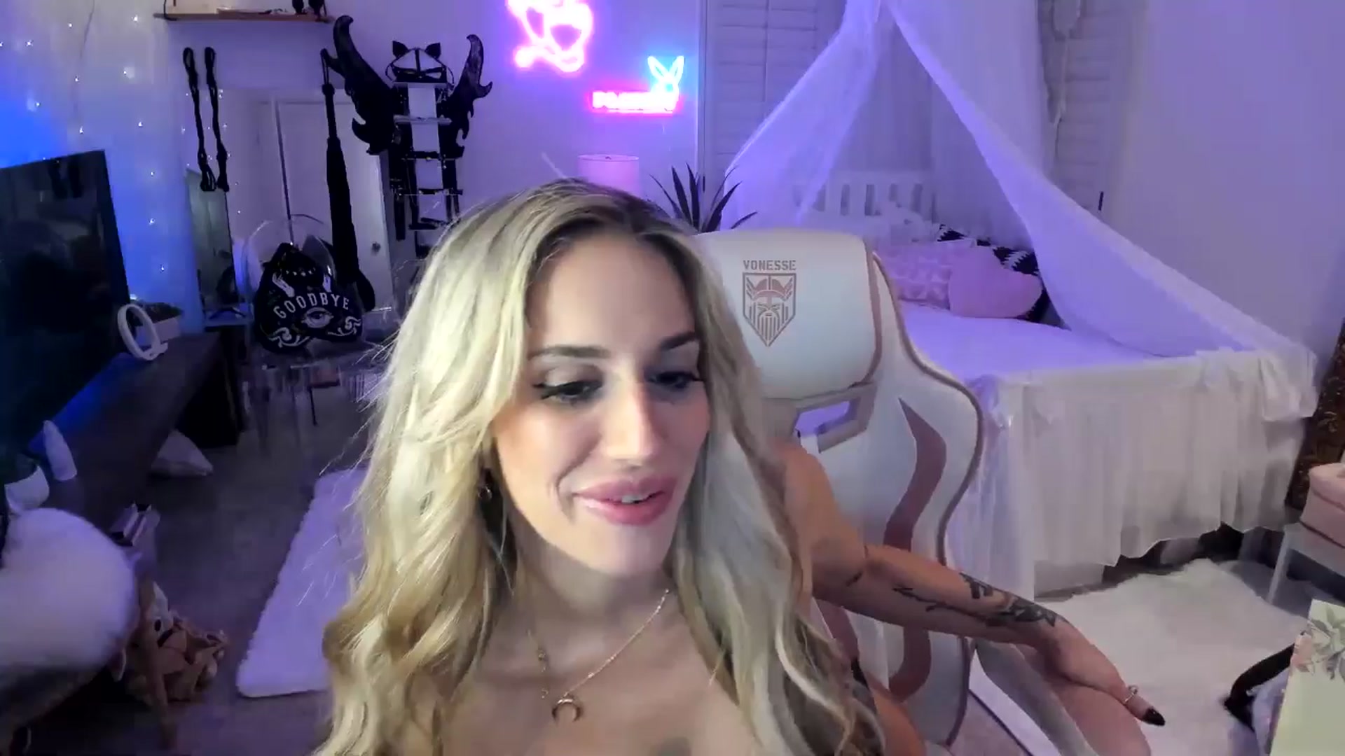 Gallery image thumbnail from LillieQ's myfreecams stream on, 05/25/2025, 10:33 image 9 of 20