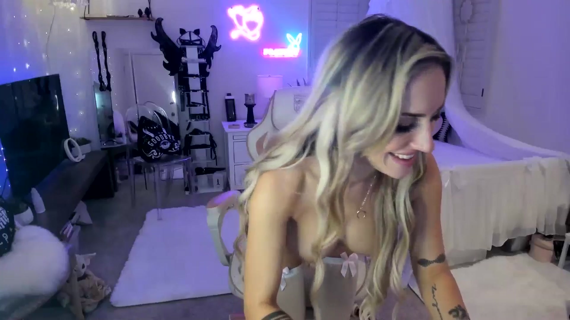 Gallery image thumbnail from LillieQ's myfreecams stream on, 05/26/2025, 12:56 image 6 of 20