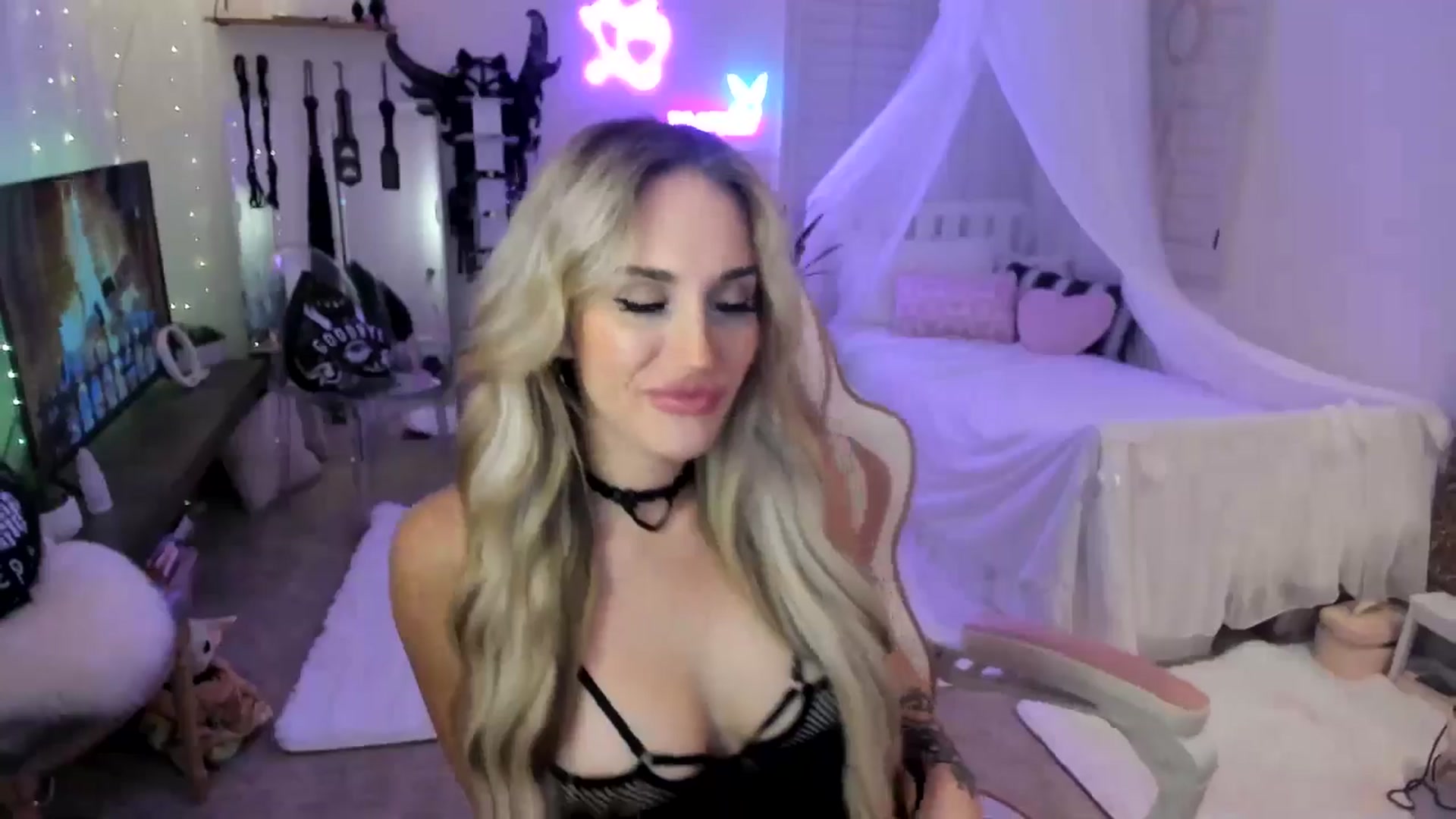 Gallery image thumbnail from LillieQ's myfreecams stream on, 05/27/2025, 07:36 image 3 of 20