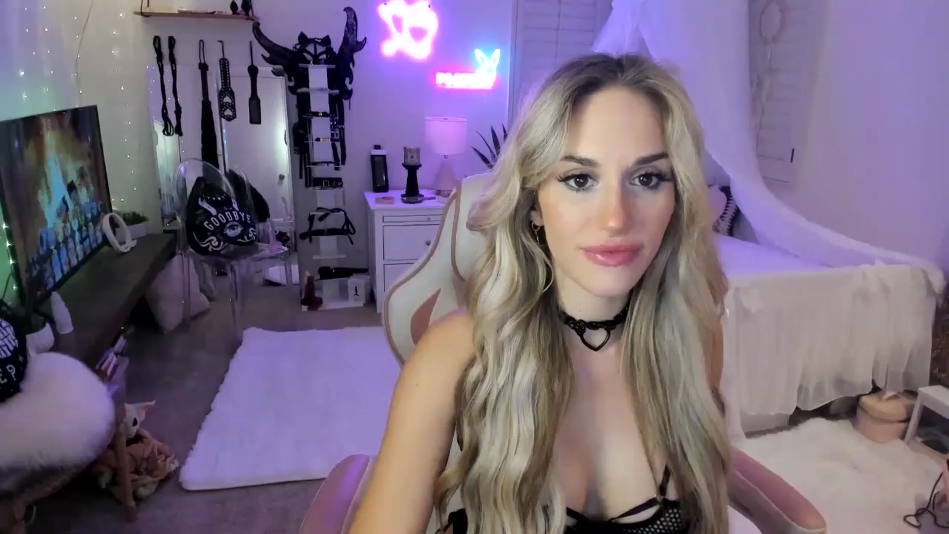 Gallery image thumbnail from LillieQ's myfreecams stream on, 05/27/2025, 07:36 image 2 of 20