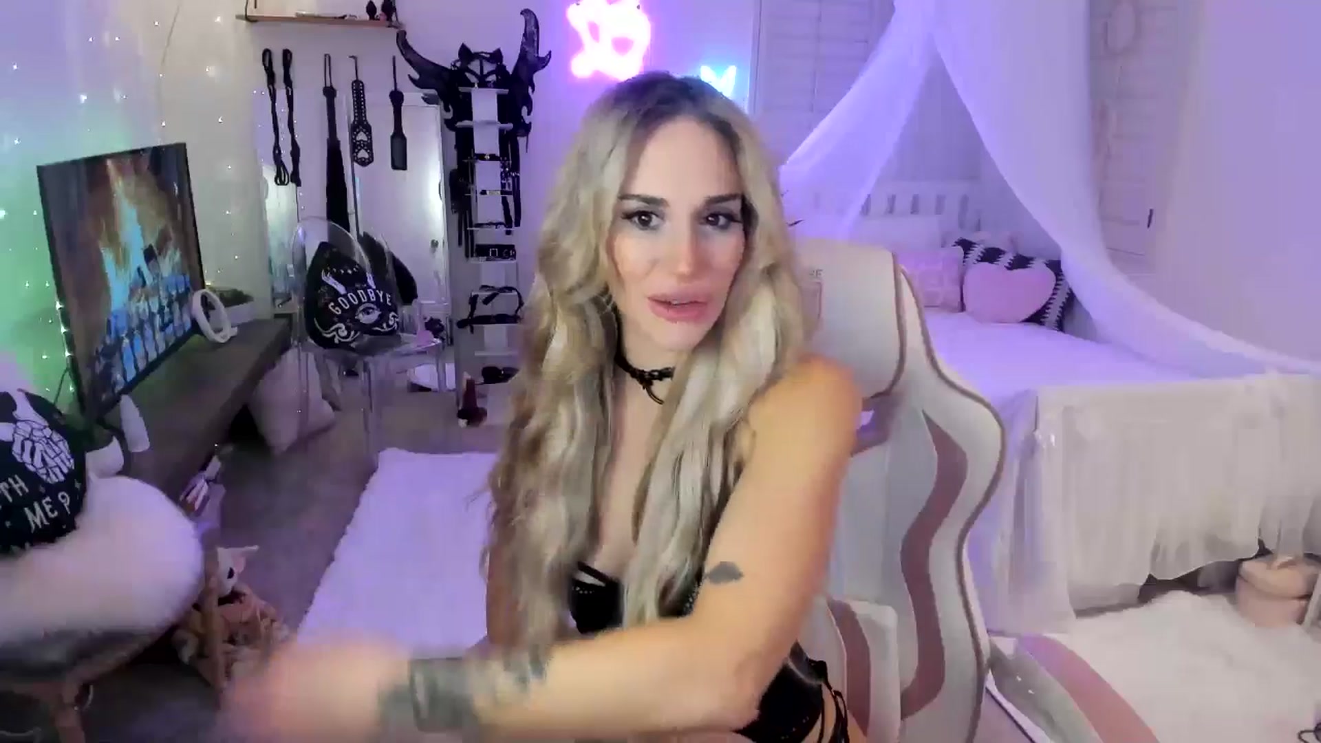 Gallery image thumbnail from LillieQ's myfreecams stream on, 05/27/2025, 07:36 image 9 of 20