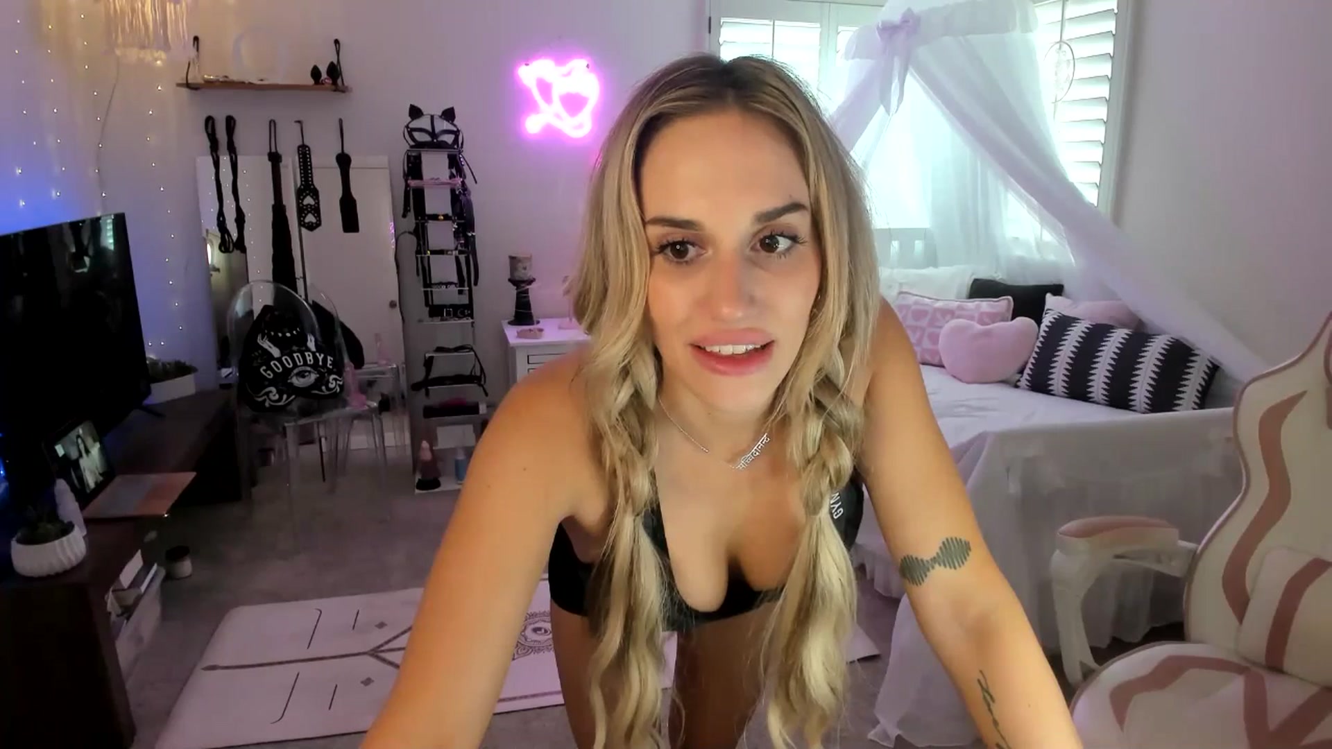 Gallery image thumbnail from LillieQ's myfreecams stream on, 05/28/2025, 19:15 image 17 of 20