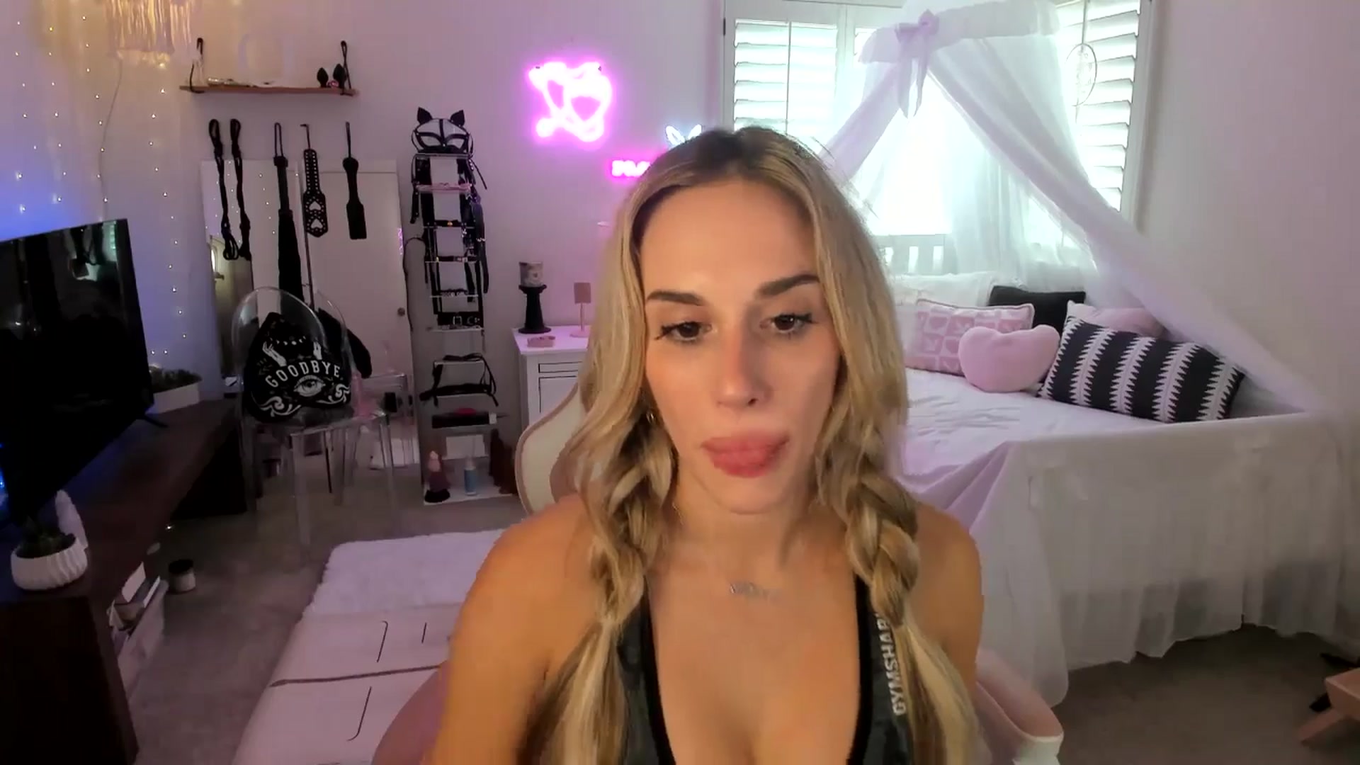 Gallery image thumbnail from LillieQ's myfreecams stream on, 05/28/2025, 19:15 image 10 of 20