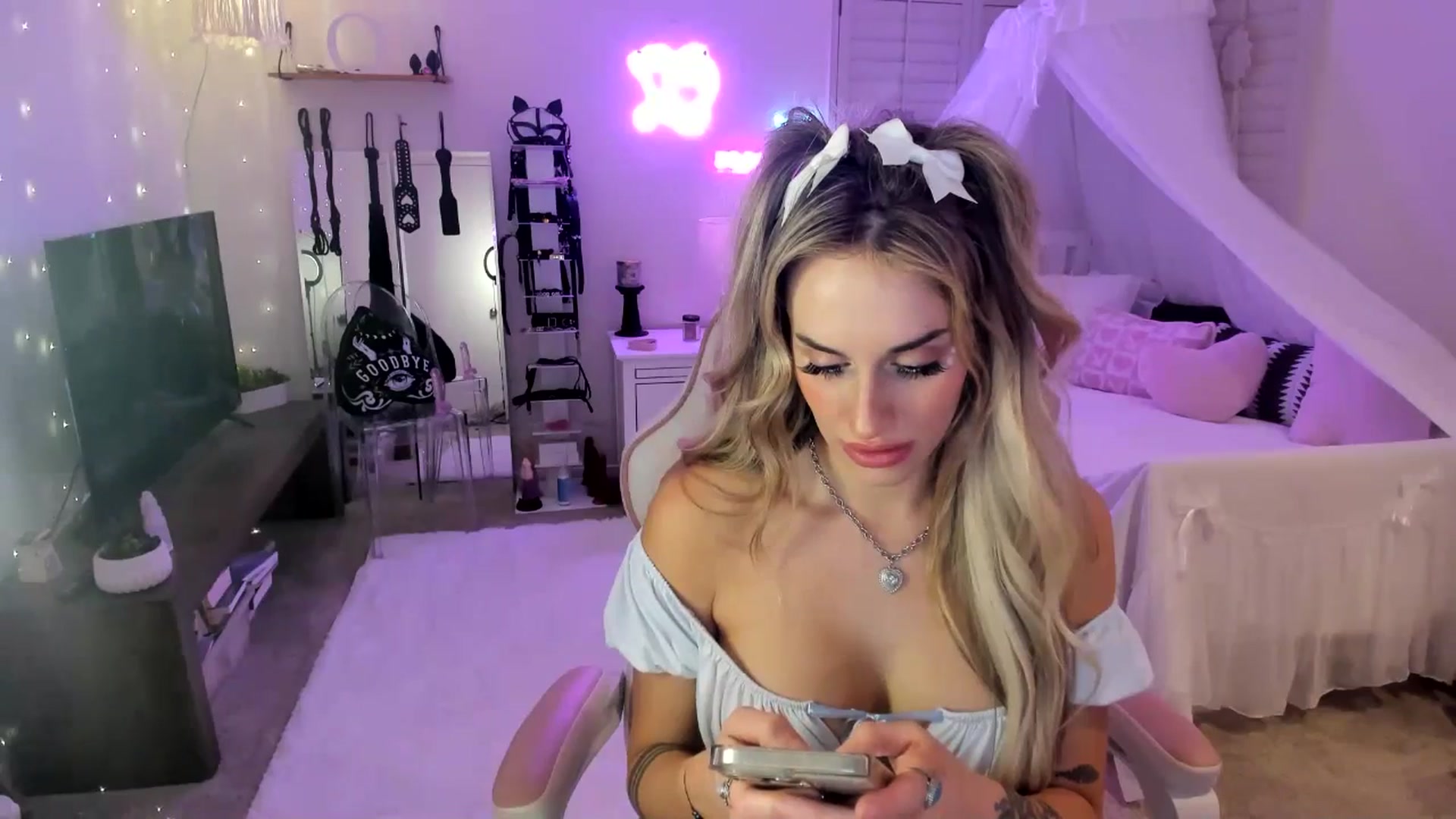 Gallery image thumbnail from LillieQ's myfreecams stream on, 05/31/2025, 06:50 image 9 of 20