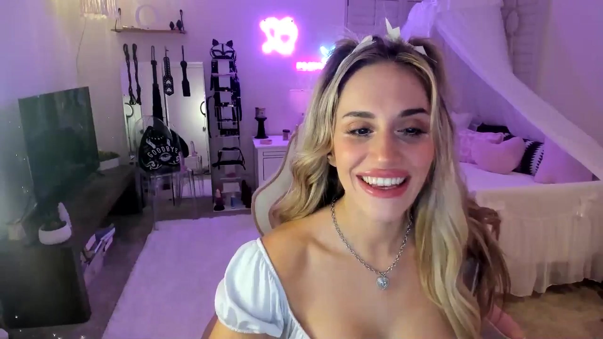 Gallery image thumbnail from LillieQ's myfreecams stream on, 05/31/2025, 06:50 image 17 of 20