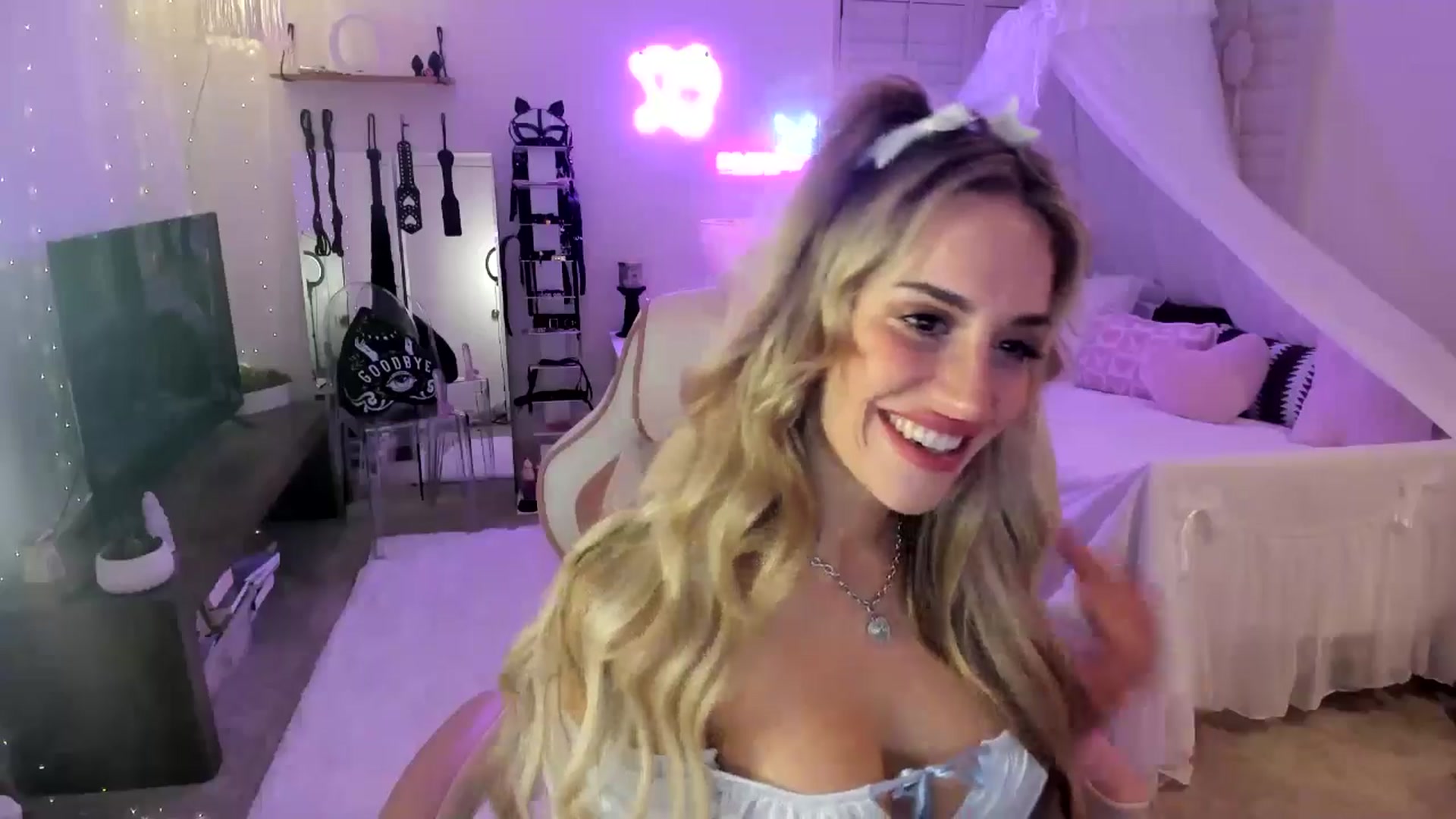 Gallery image thumbnail from LillieQ's myfreecams stream on, 05/31/2025, 06:50 image 5 of 20