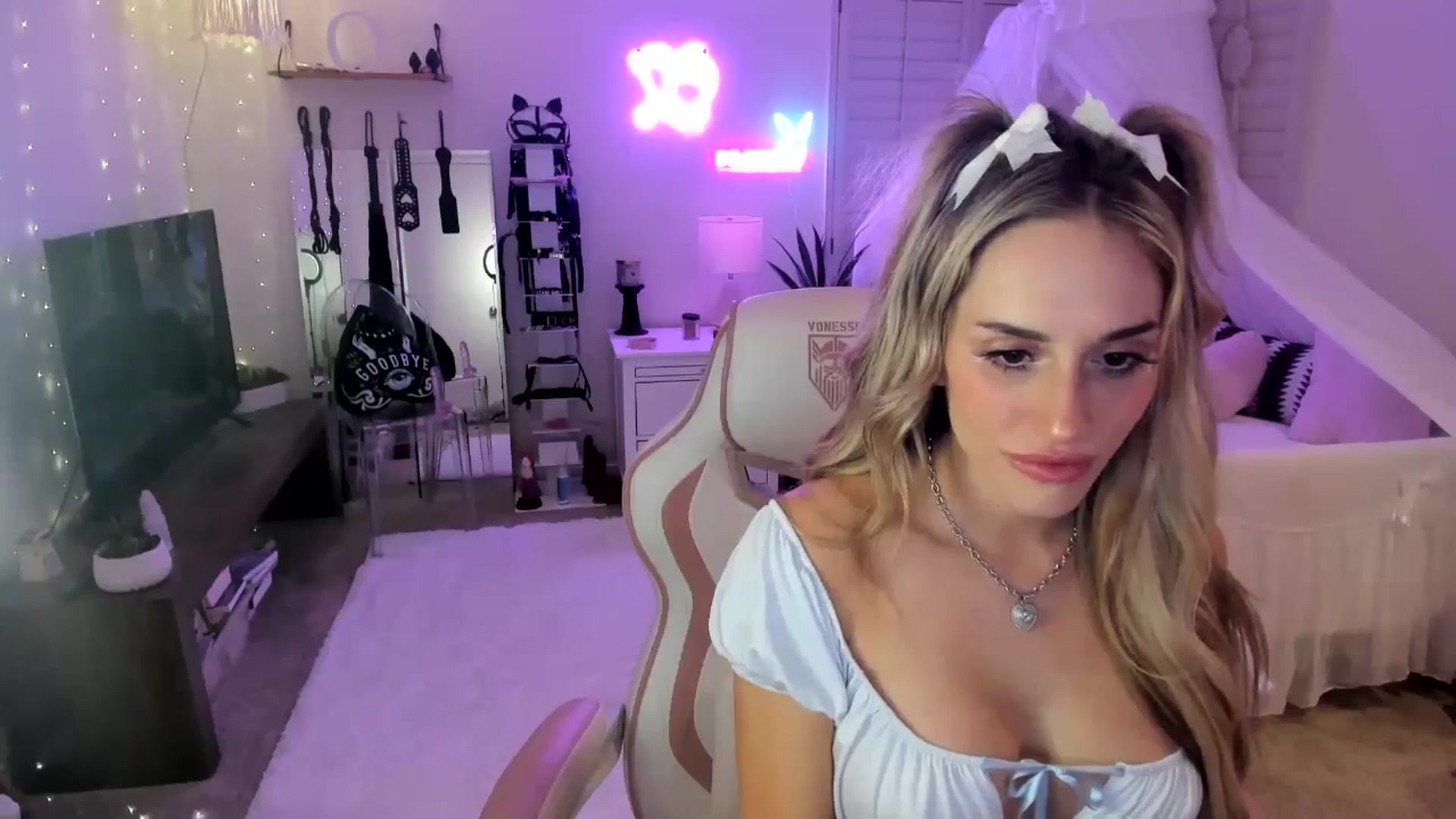 Gallery image thumbnail from LillieQ's myfreecams stream on, 05/31/2025, 06:50 image 15 of 20