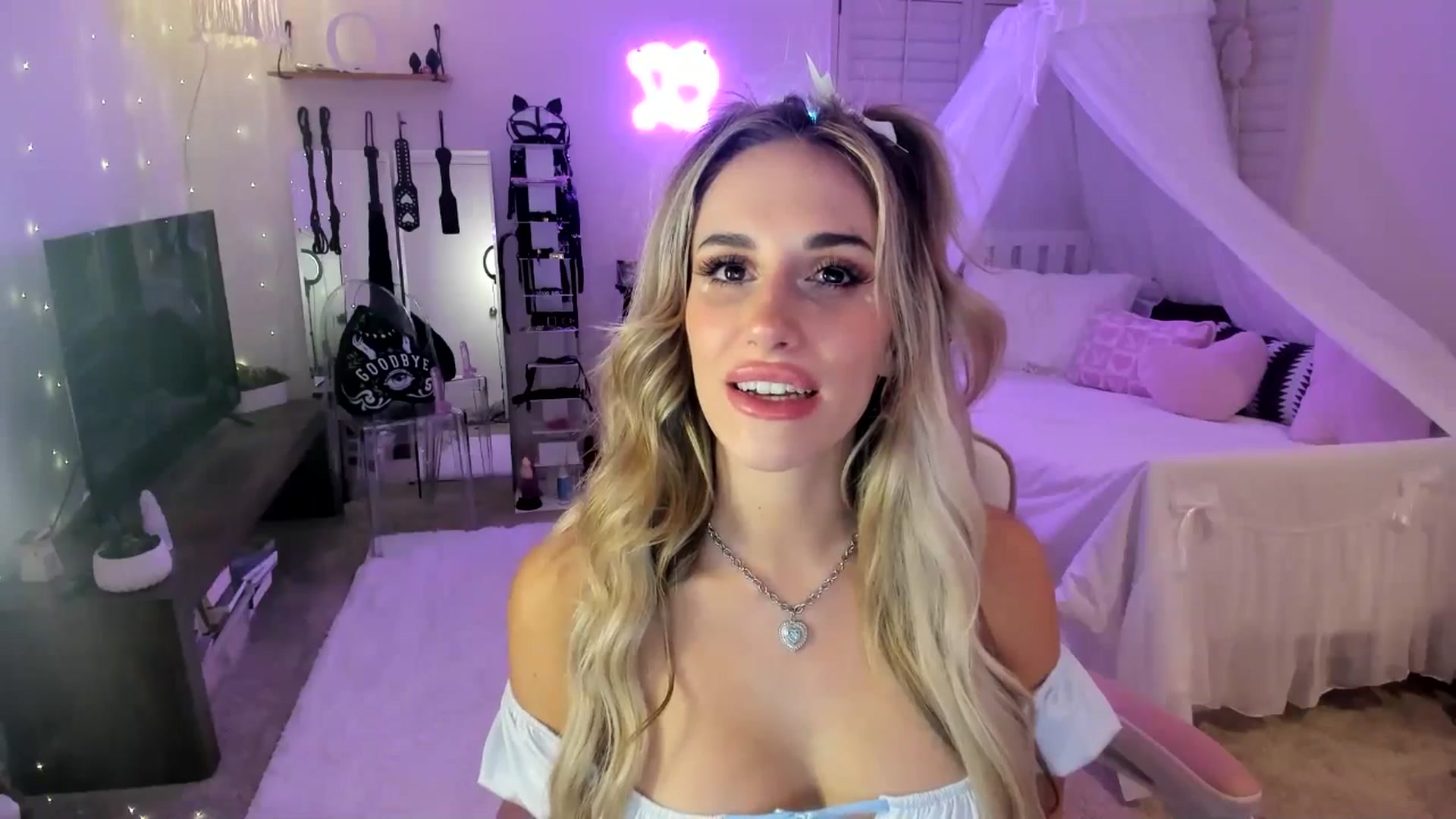Gallery image thumbnail from LillieQ's myfreecams stream on, 05/31/2025, 06:50 image 14 of 20