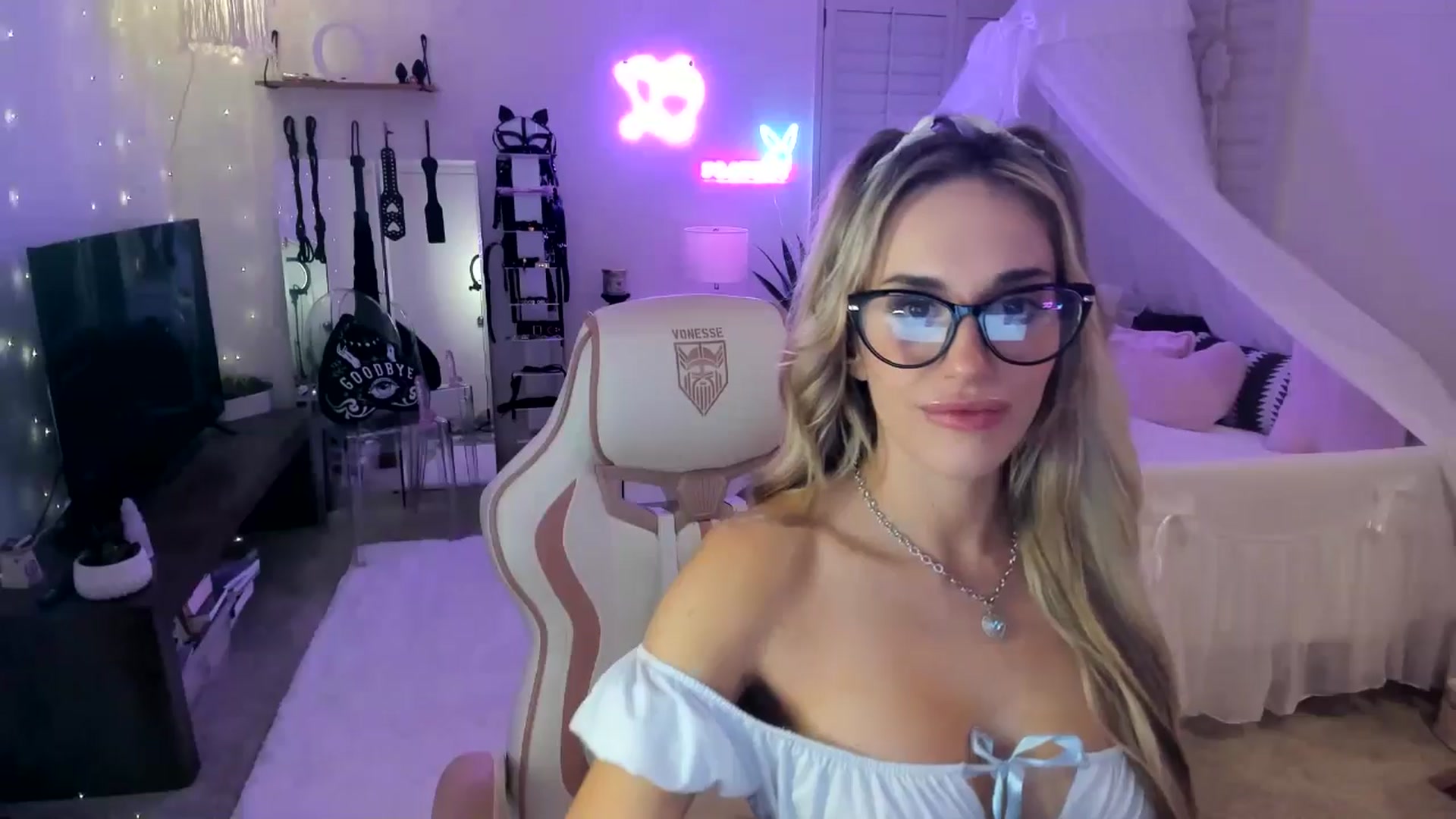 Gallery image thumbnail from LillieQ's myfreecams stream on, 05/31/2025, 12:18 image 6 of 20